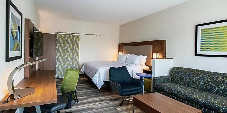 Standard King Room with Sofa Bed in Holiday Inn Express & Suites - Brandon by IHG Standard King Room with Sofa Bed in Holiday Inn Express & Suites - Brandon by IHG