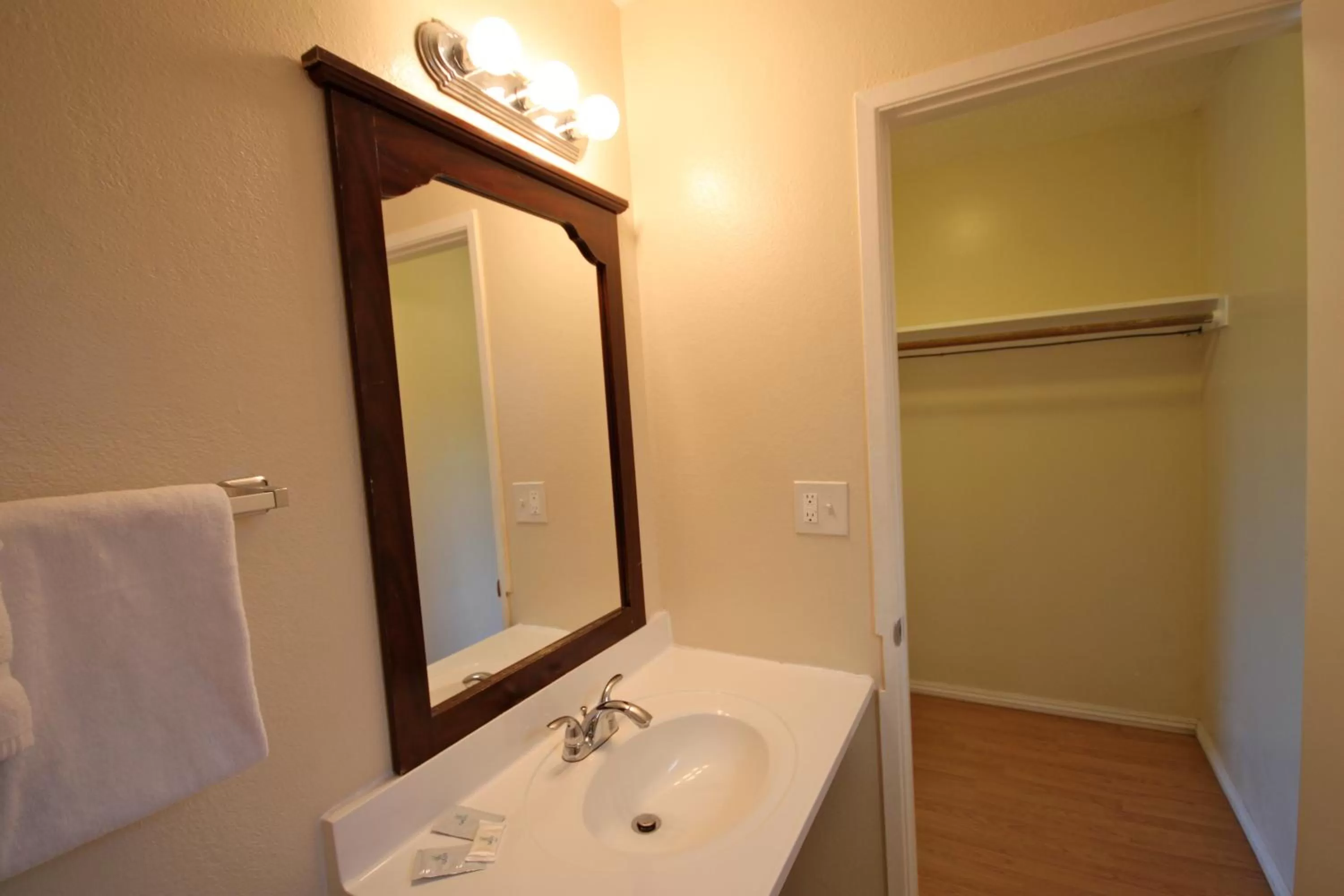 Bathroom in Budget Inn