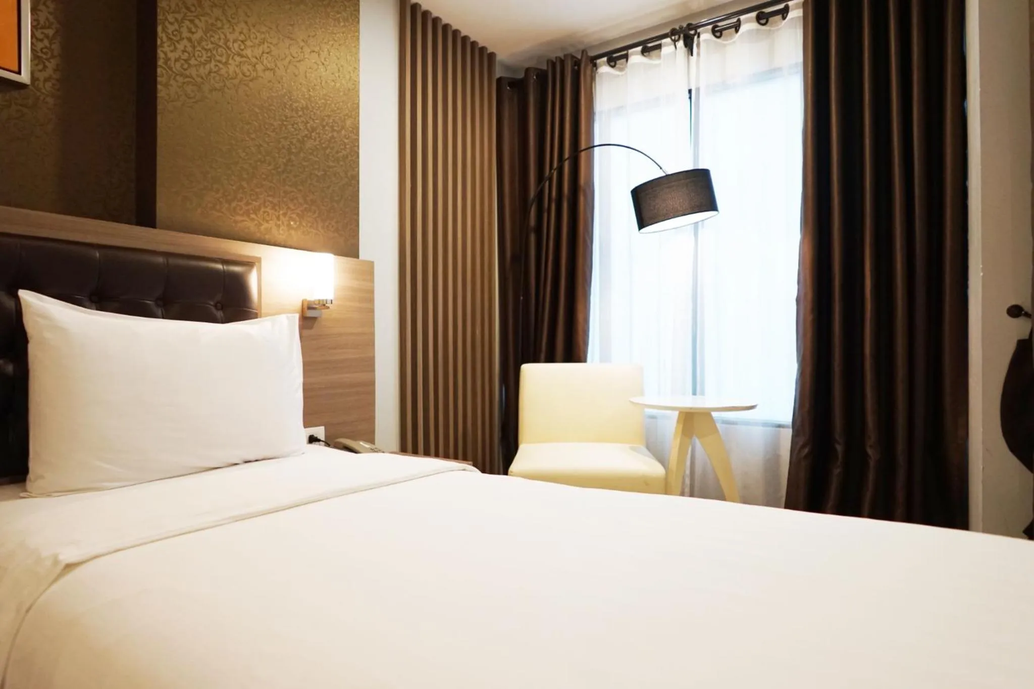 Seating area, Bed in Picnic Hotel Bangkok - Rang Nam