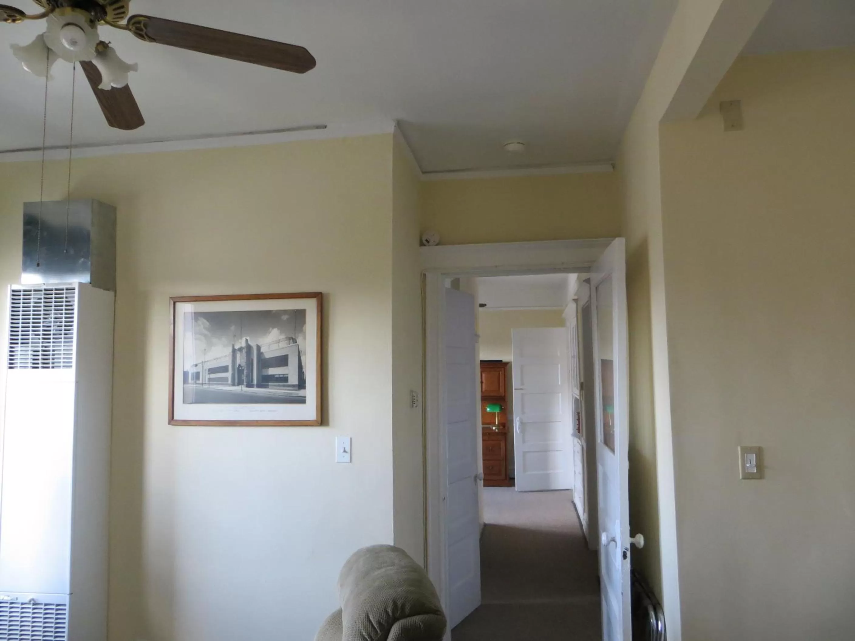 Decorative detail in The Polo Inn Bridgeport U.S.A.