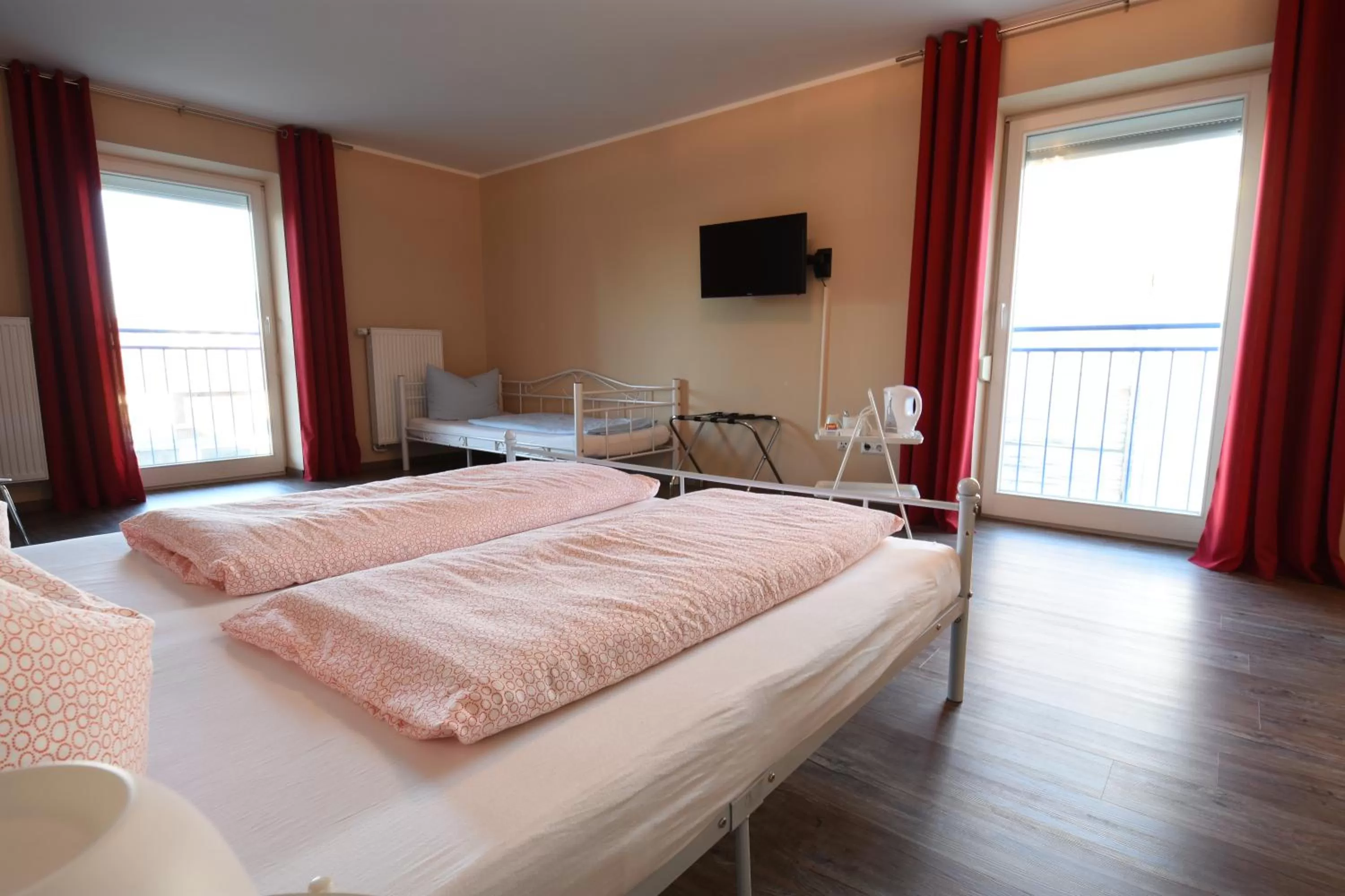 Photo of the whole room, Bed in Motel Füssen im Allgäu