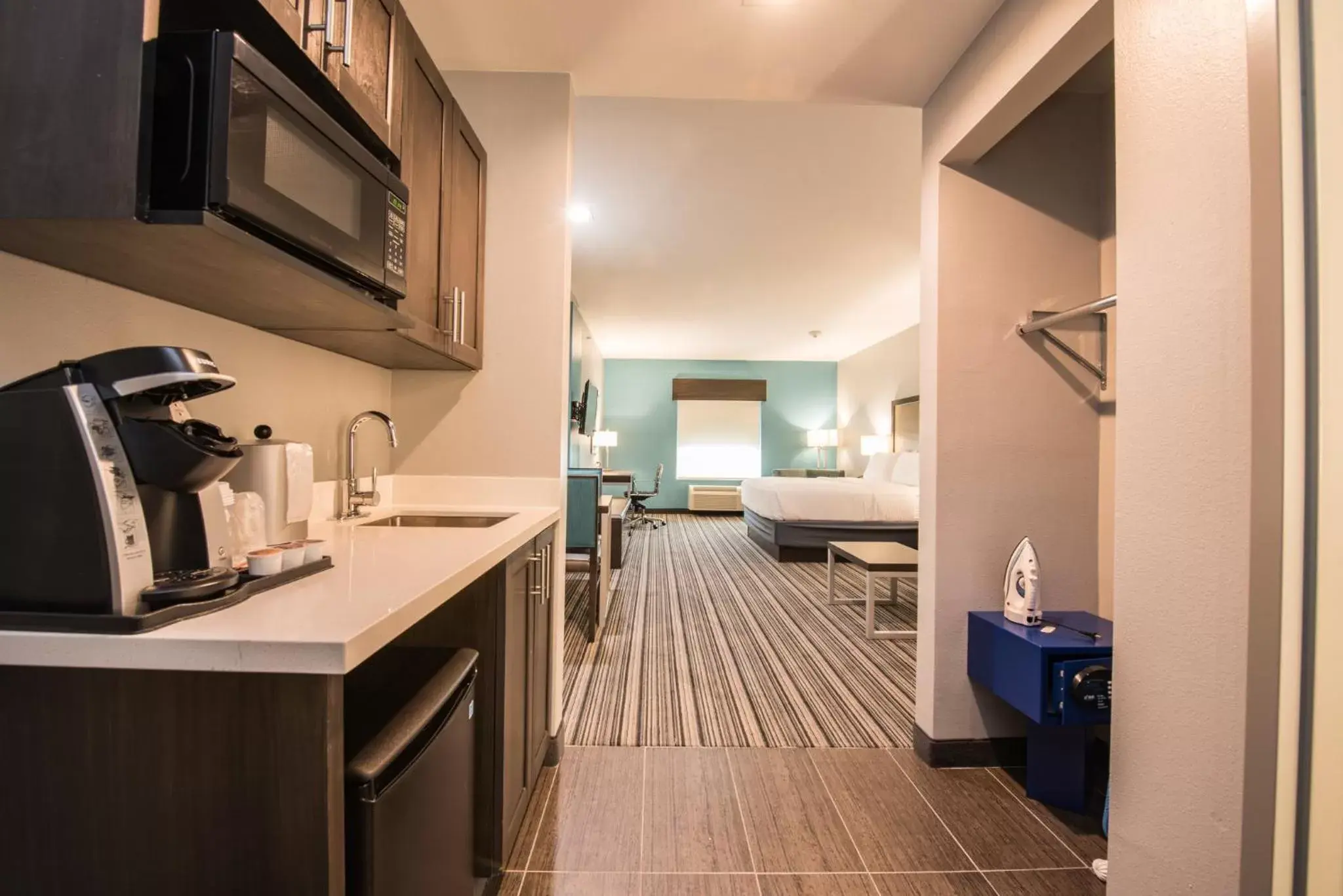 King Room - Mobility Access/Hearing Accessible in Holiday Inn Express & Suites Houston - Hobby Airport Area, an IHG Hotel King Room - Mobility Access/Hearing Accessible in Holiday Inn Express & Suites Houston - Hobby Airport Area, an IHG Hotel