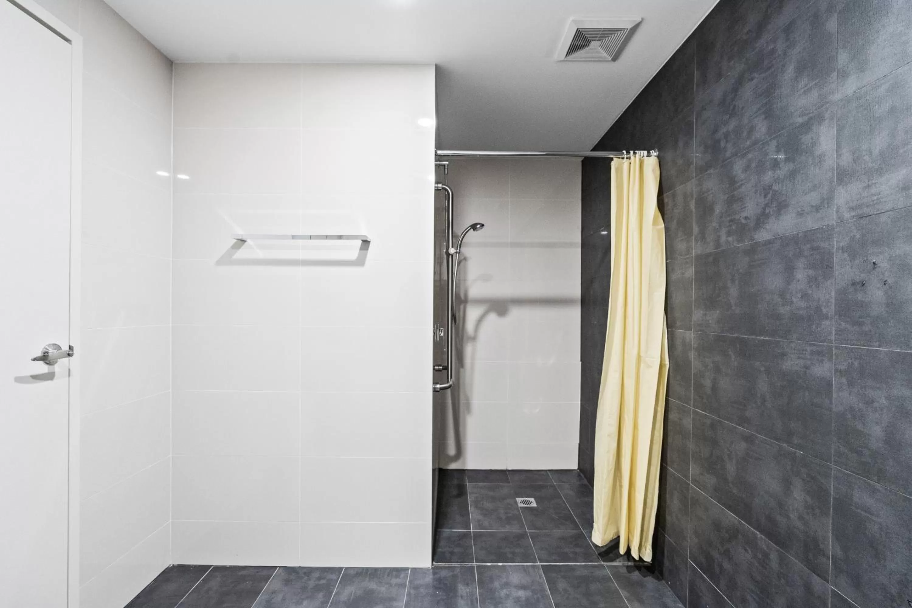 Bathroom in Seranin | Gordon