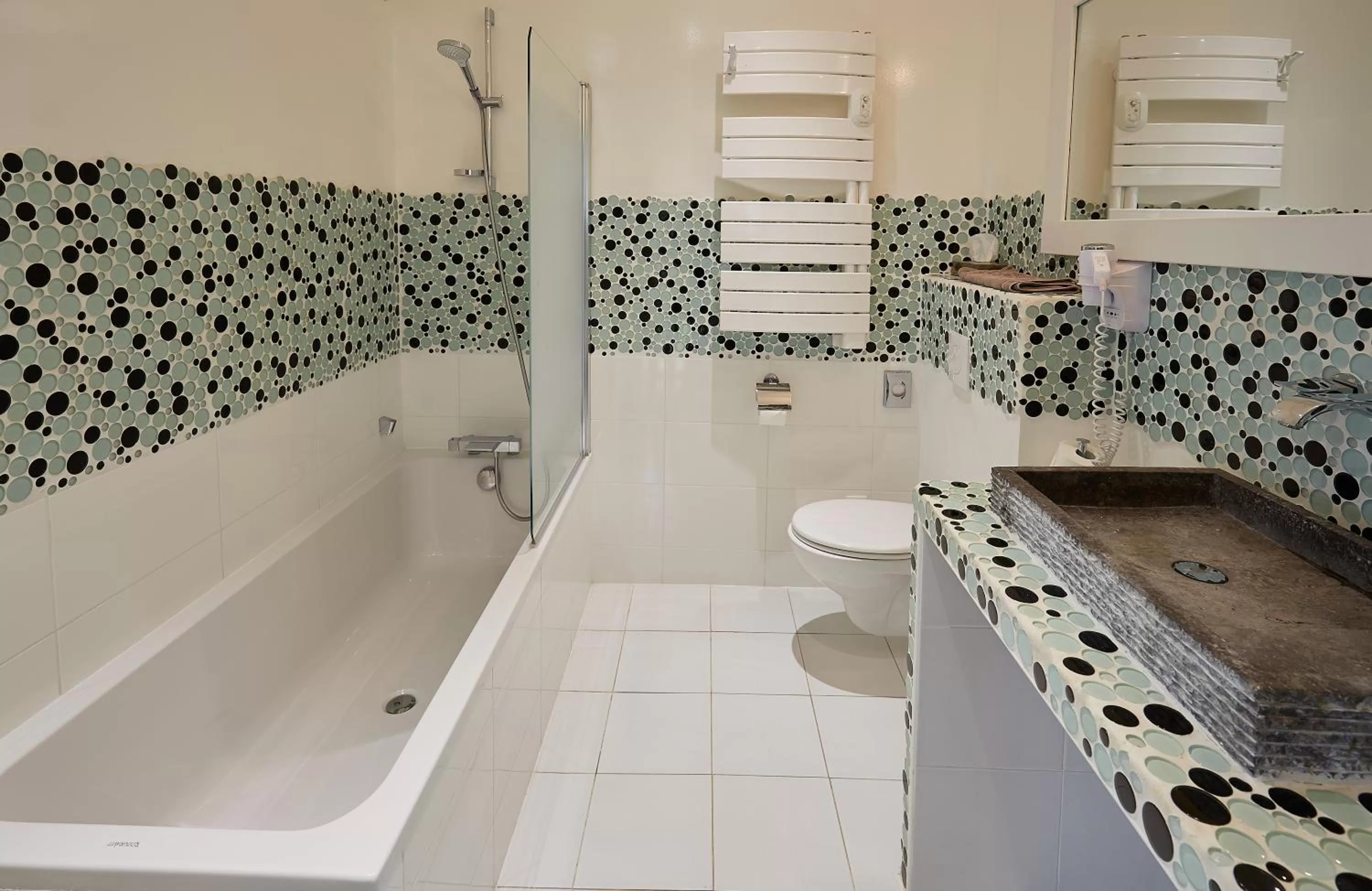 Bathroom in The Originals Hôtel Le Cise Restaurant Chambres et Suites