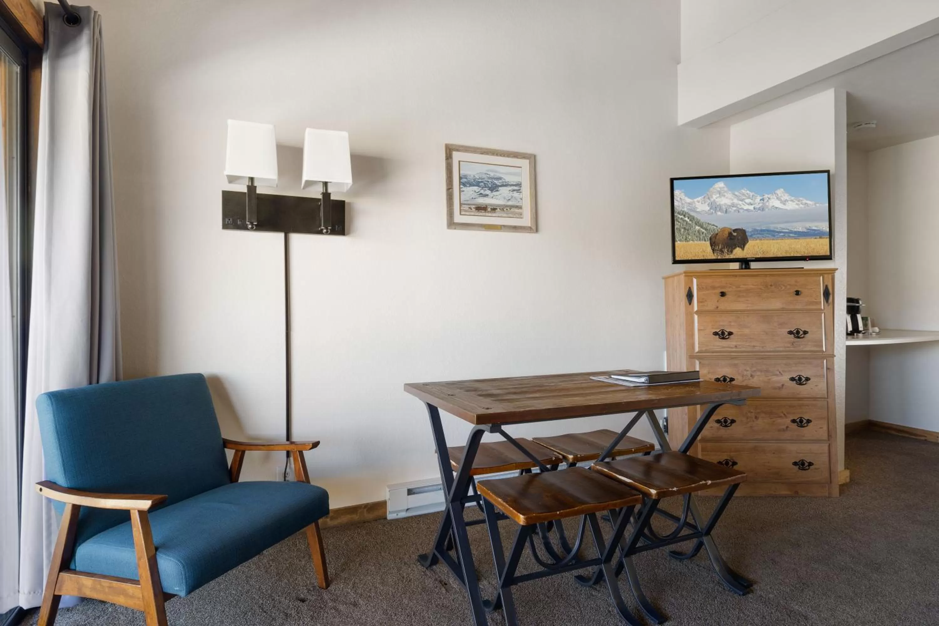 TV and multimedia in Elk Refuge Inn