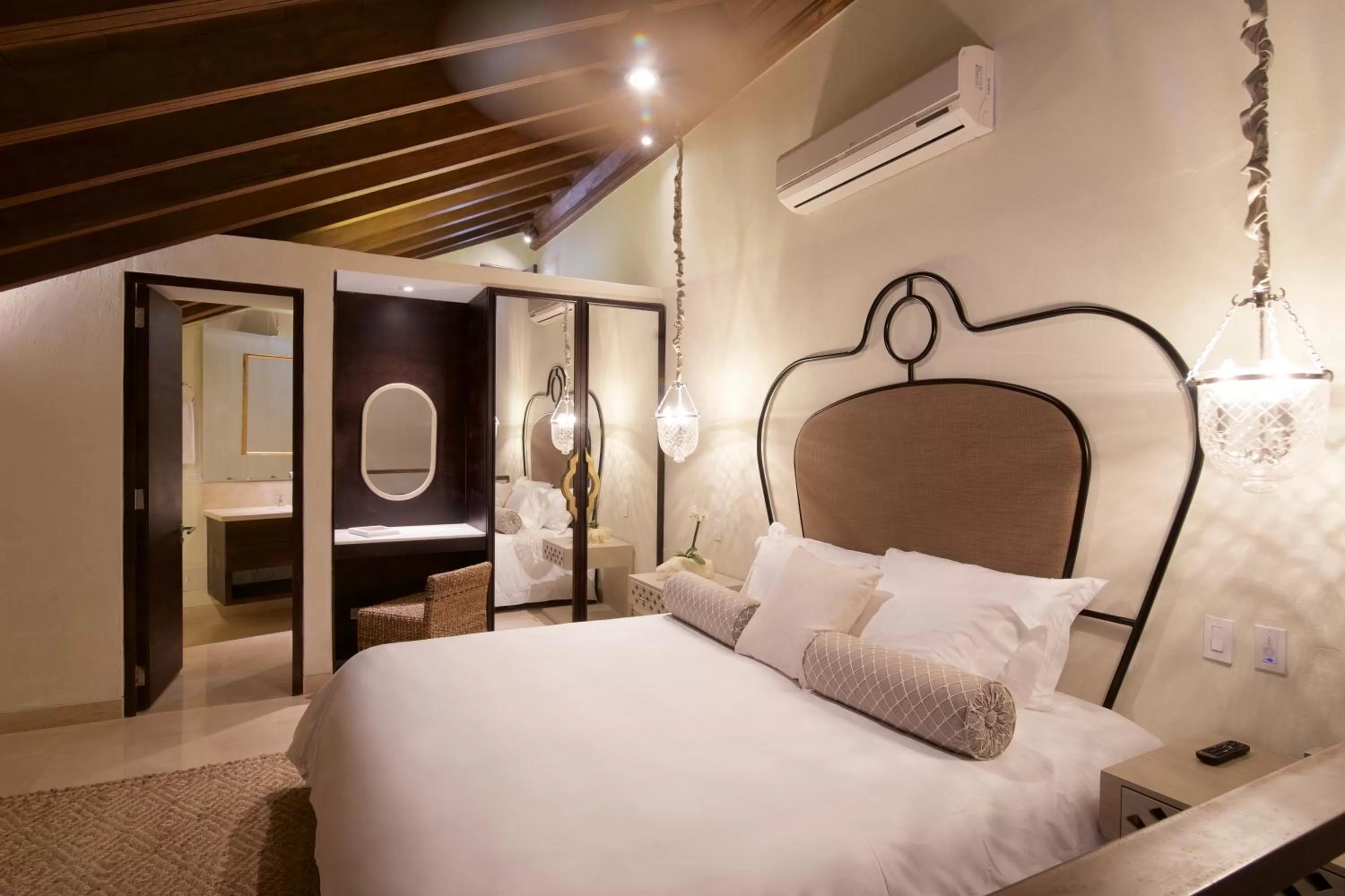 Shower, Bed in Hotel Capellán de Getsemaní