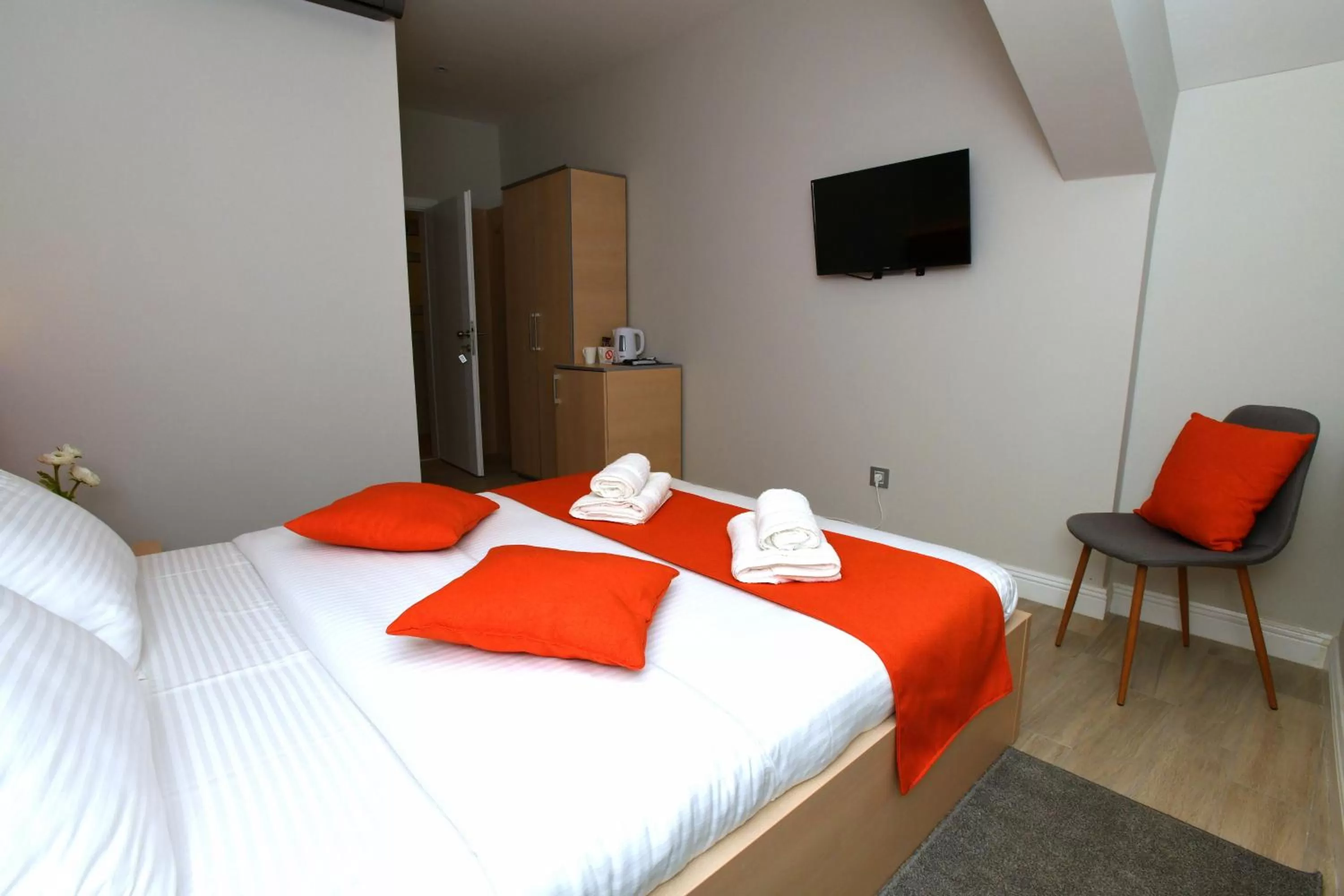 Large Double Room in PRESIDENT