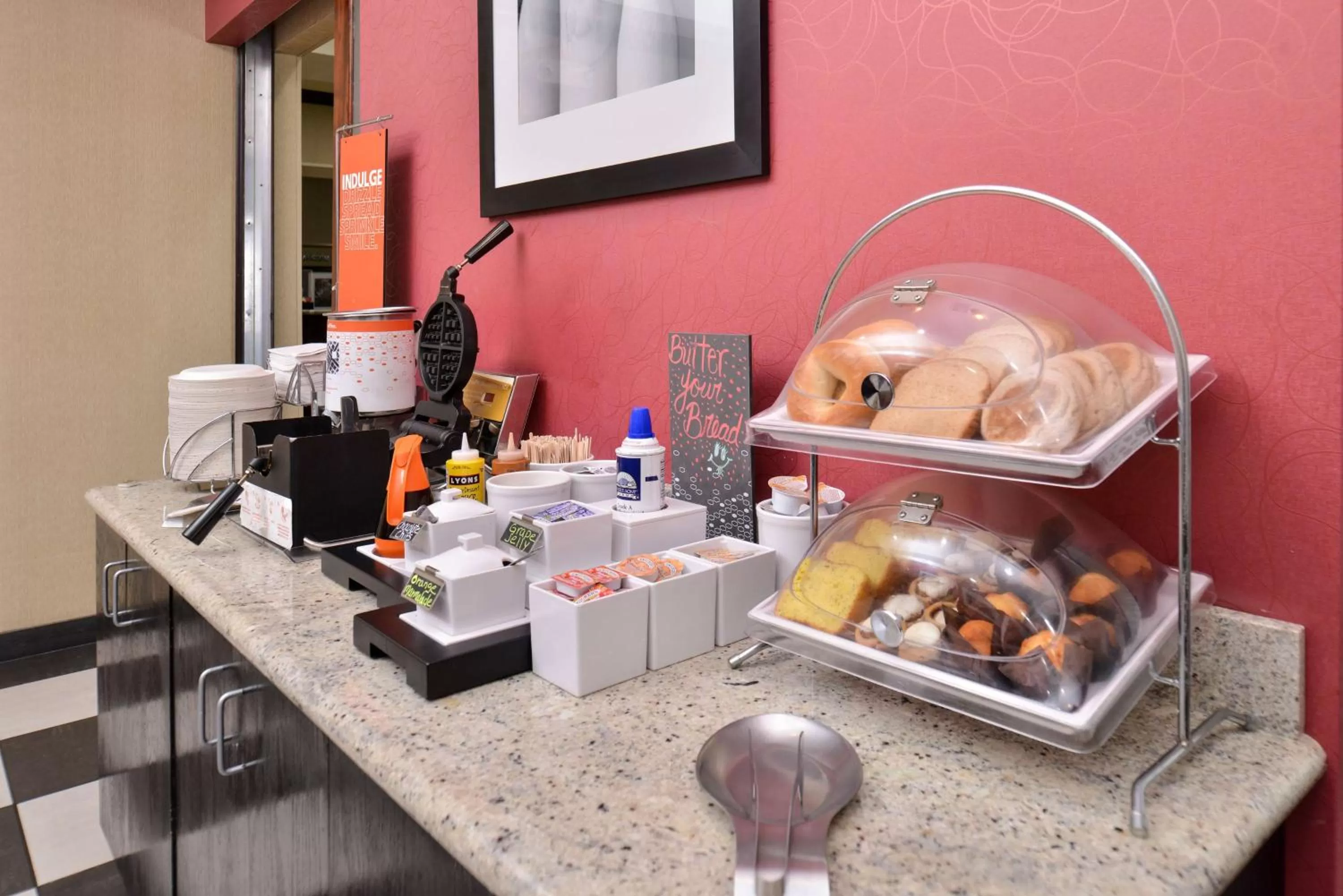 Dining area in Hampton Inn Van Horn