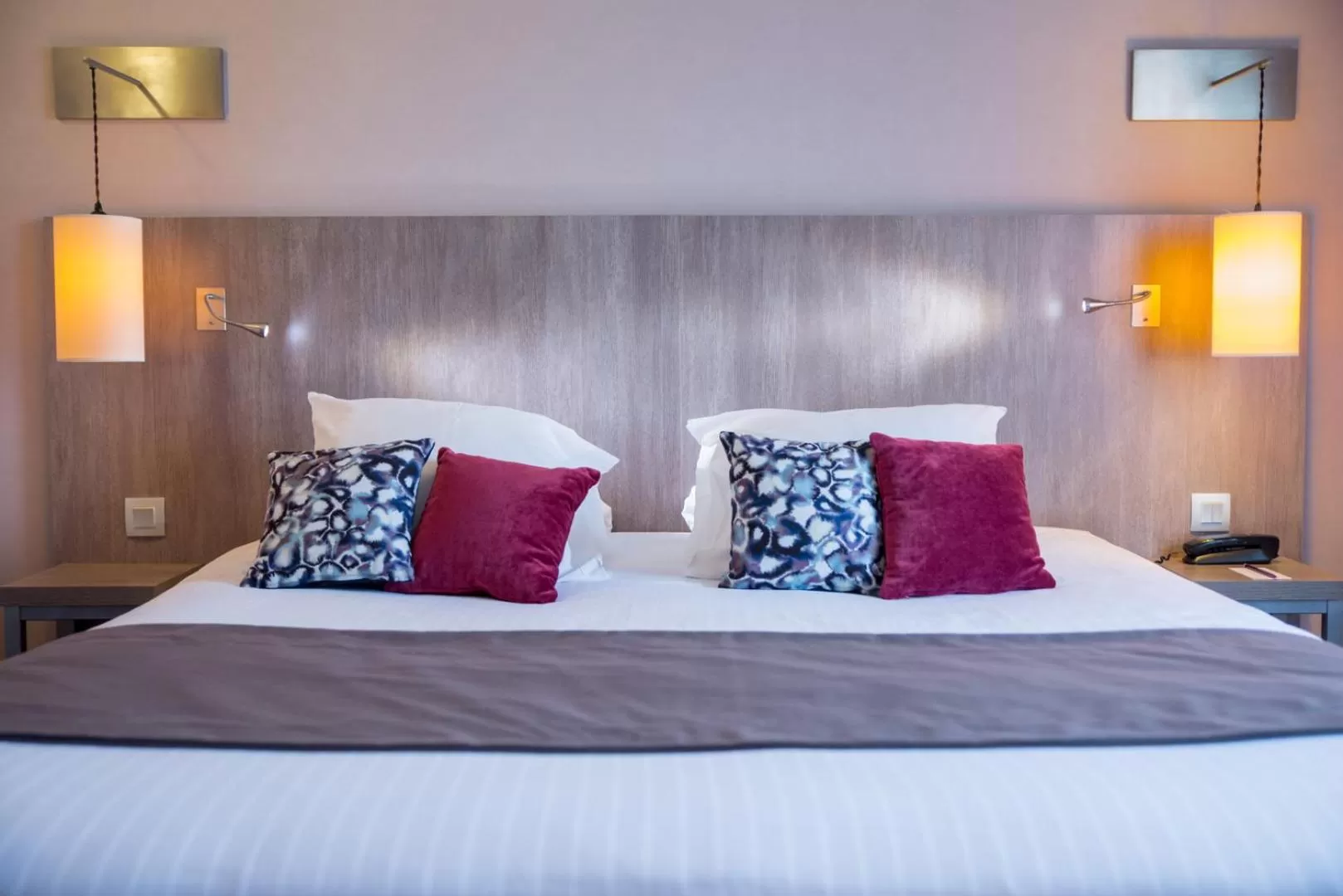 Bed in Mercure Dinan Port Le Jerzual