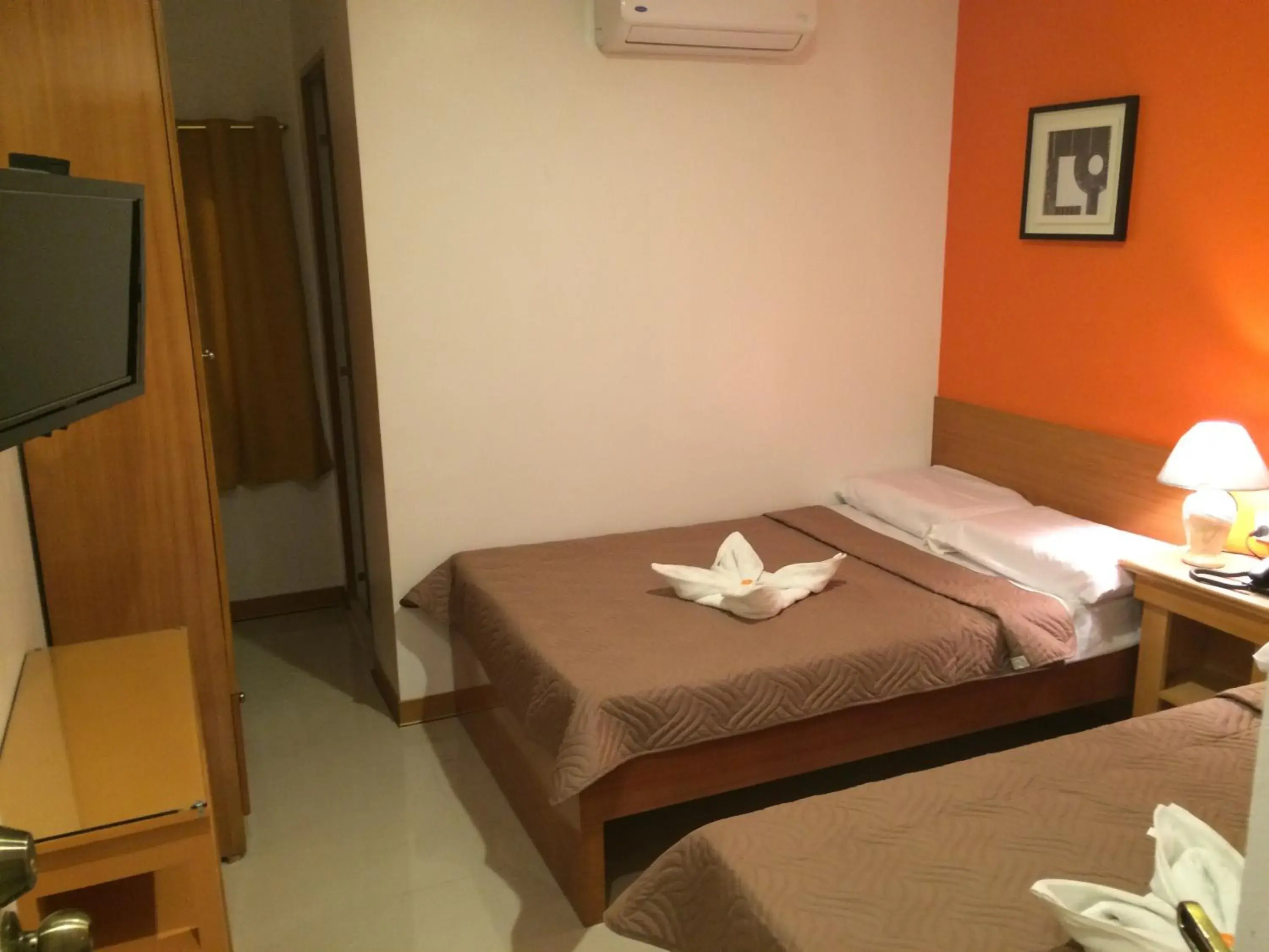 Quadruple Room with Private Bathroom in Stone House Hotel Pasay Quadruple Room with Private Bathroom in Stone House Hotel Pasay