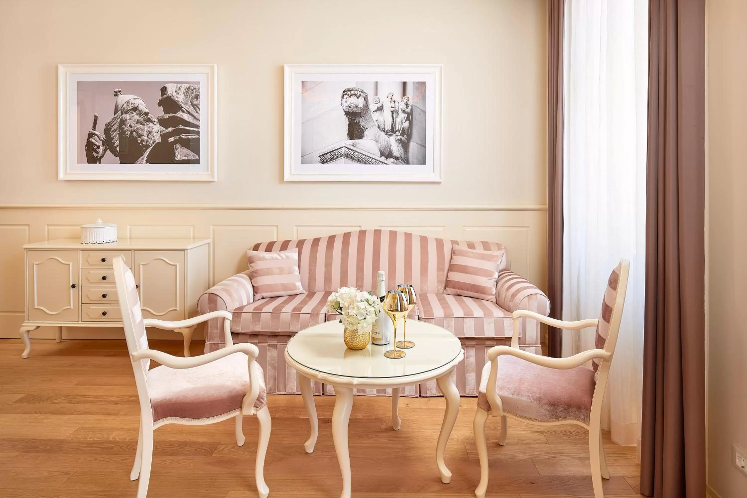 Photo of the whole room in Piazza Heritage Hotel