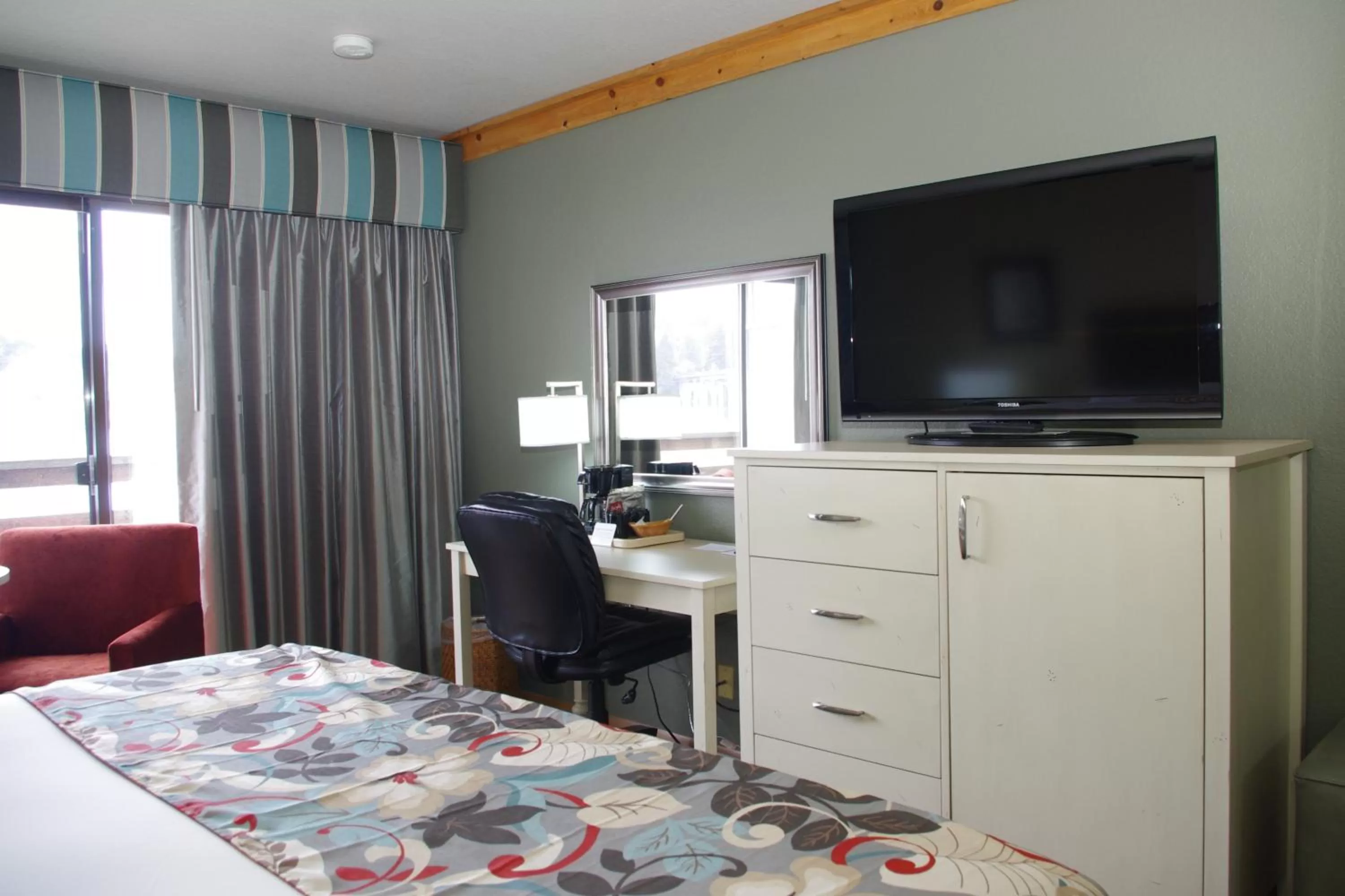 King Room - Non View in River House Inn, a Baymont by Wyndham