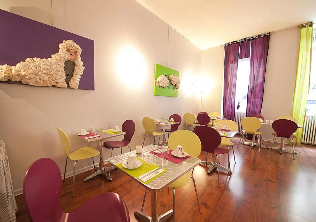 Buffet breakfast in CIT'HÔTEL LE DAV Clermont-Ferrand Centre