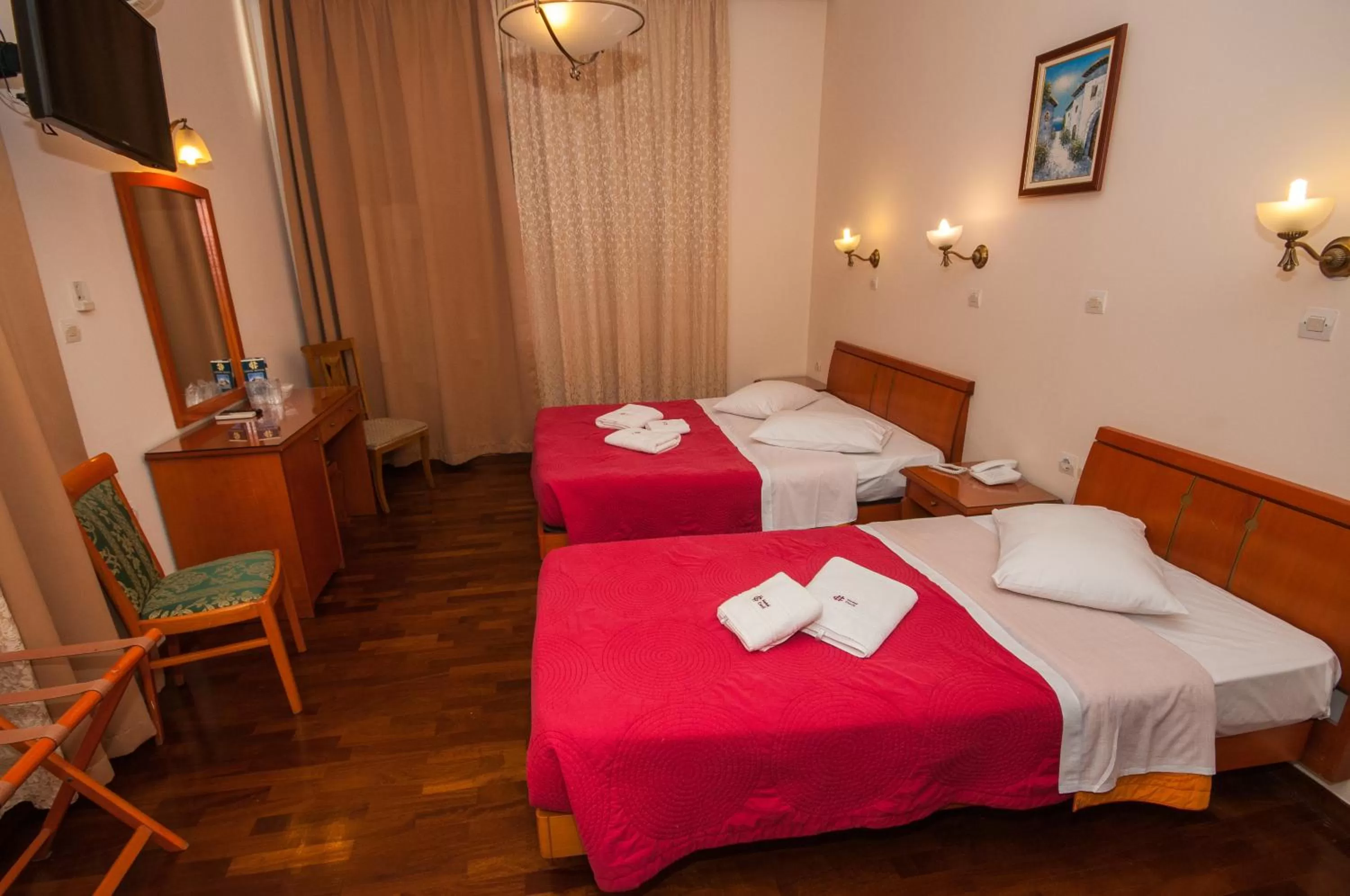 Photo of the whole room, Bed in Cecil Hotel