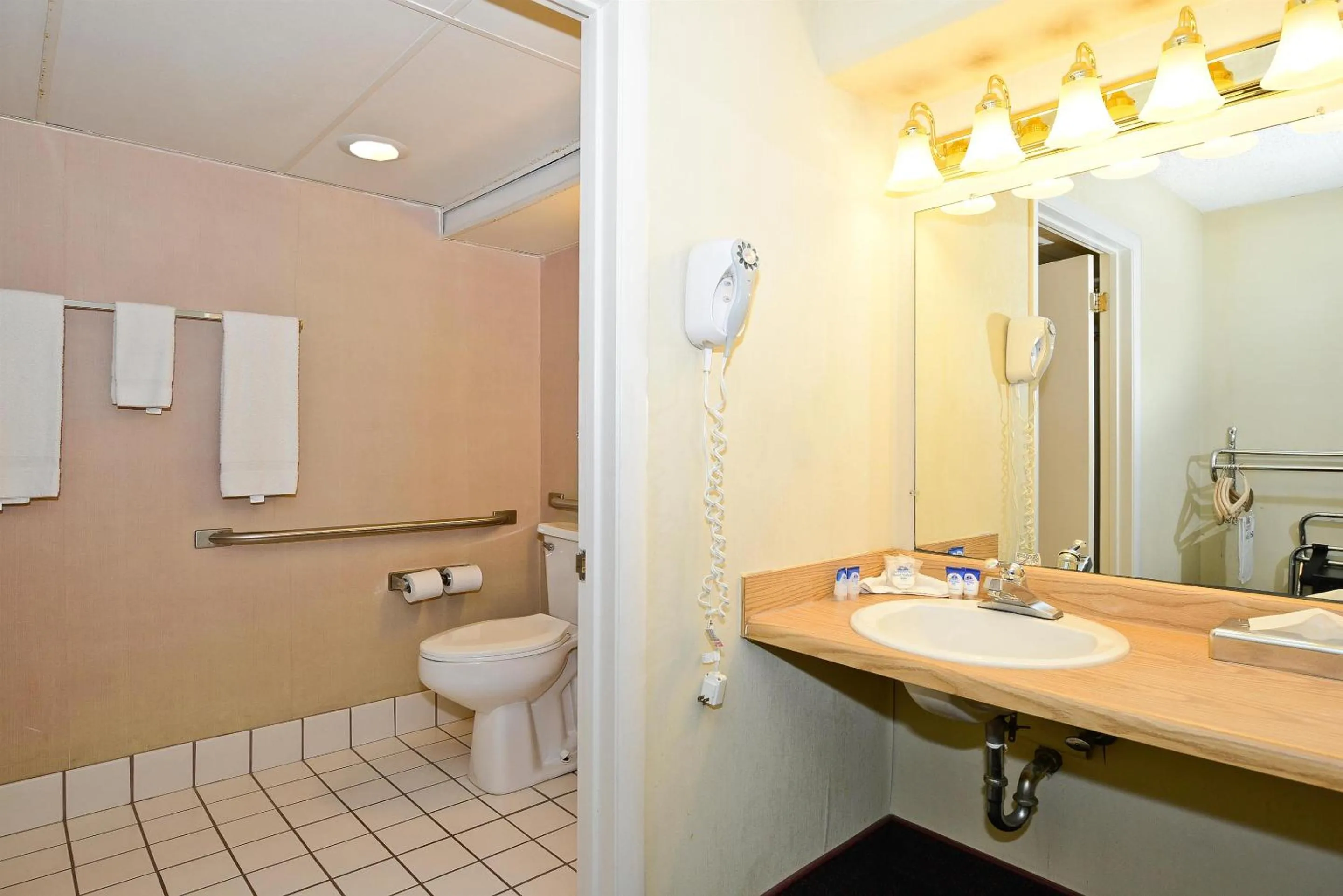 Bathroom in Howard Johnson by Wyndham Saint Joseph Benton Harbor