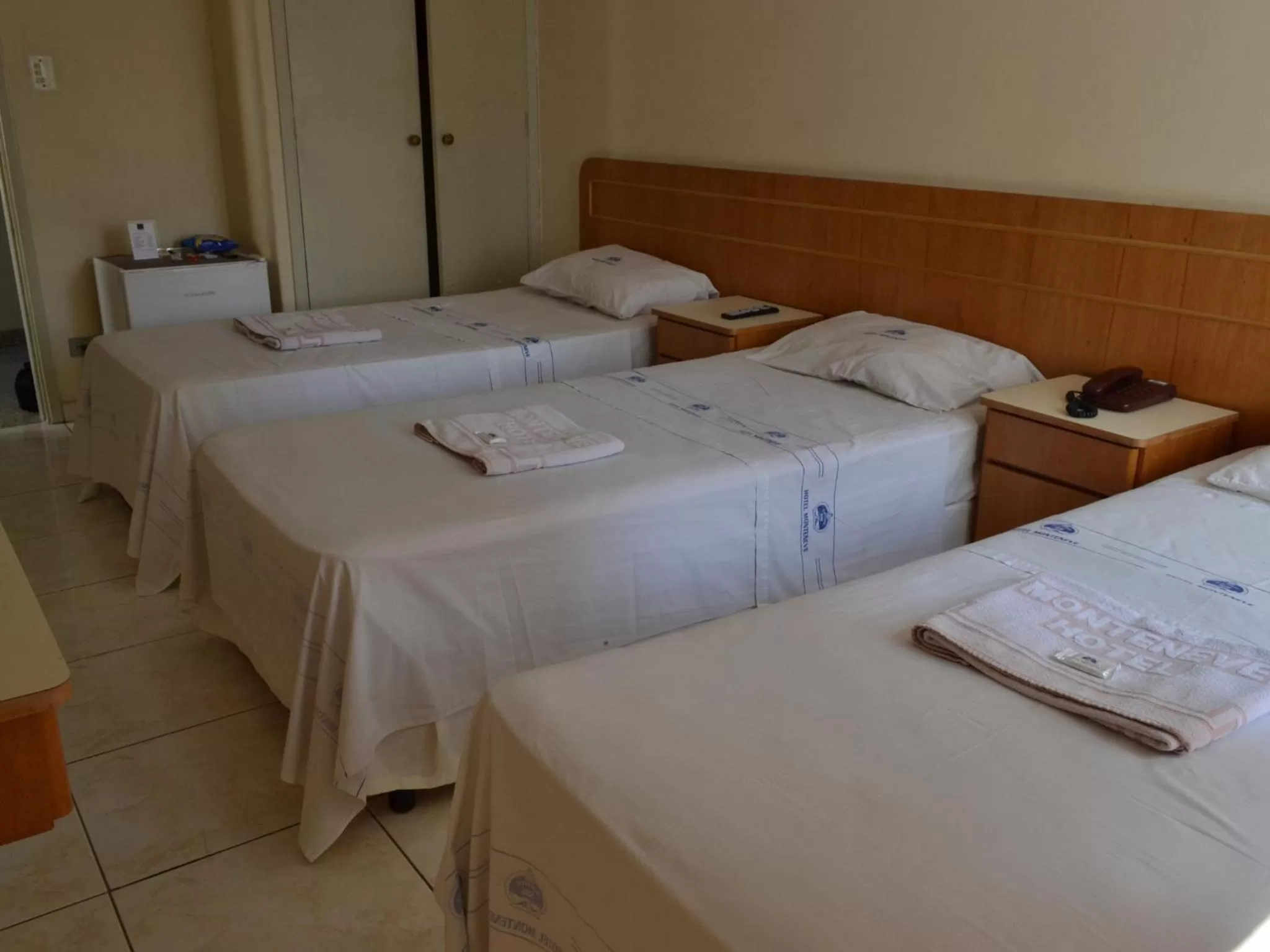 Photo of the whole room, Bed in Hotel Monteneve a 2 minutos do Bom Retiro, a 8 minutos da 25 de Março a 100 metros da estação de trem para Aeroporto Internacional de Guarulhos