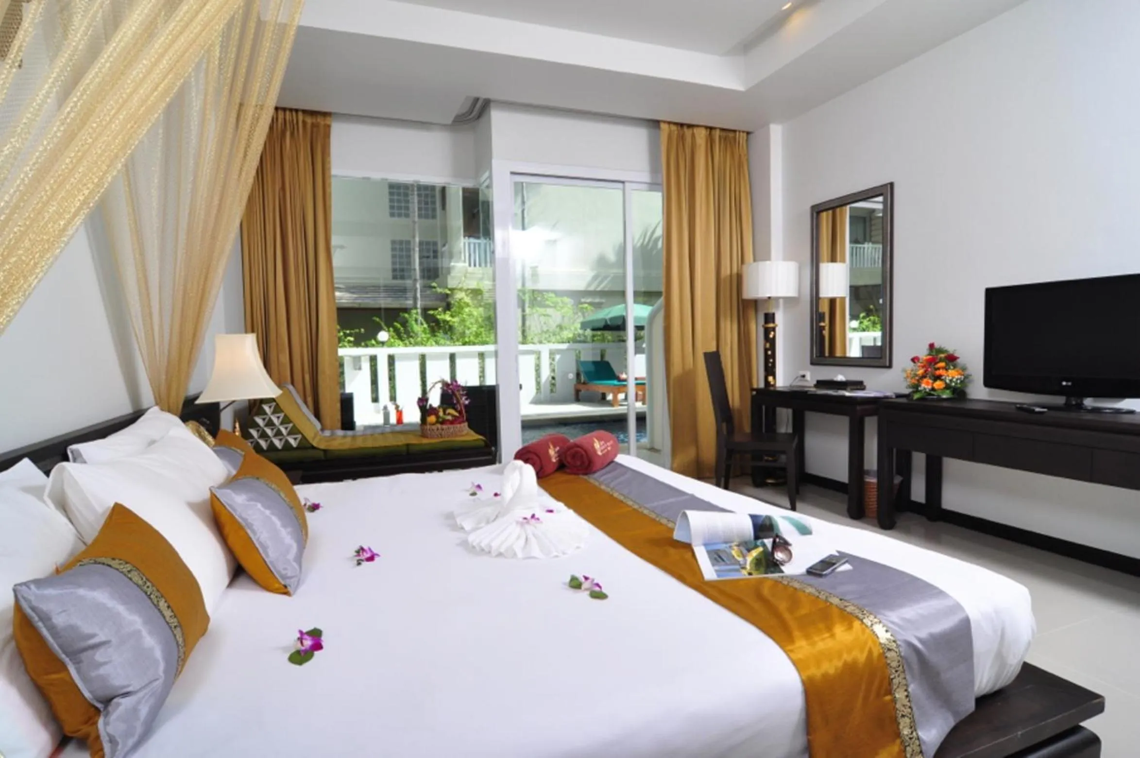 Photo of the whole room, Bed in Baan Karonburi Resort