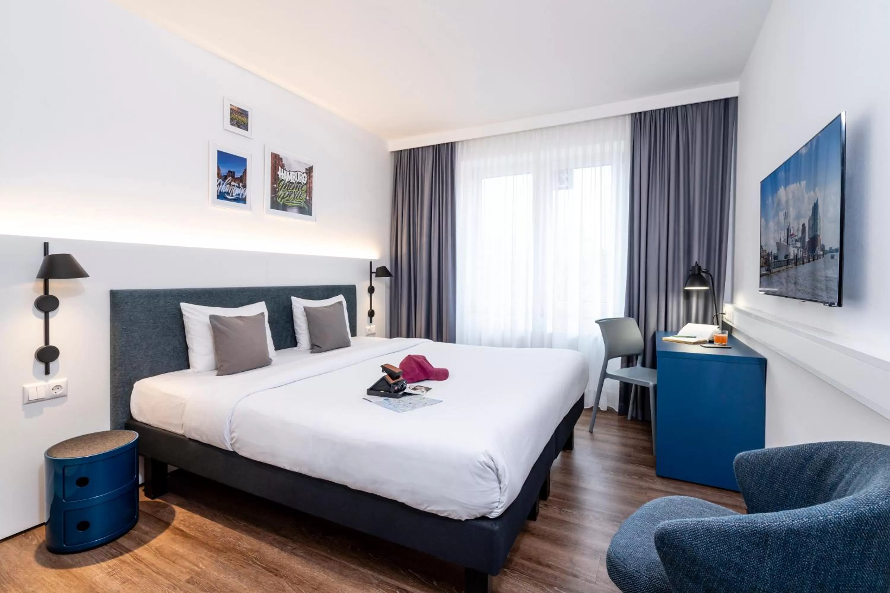 Living room, Bed in ibis Styles Hamburg Alster City