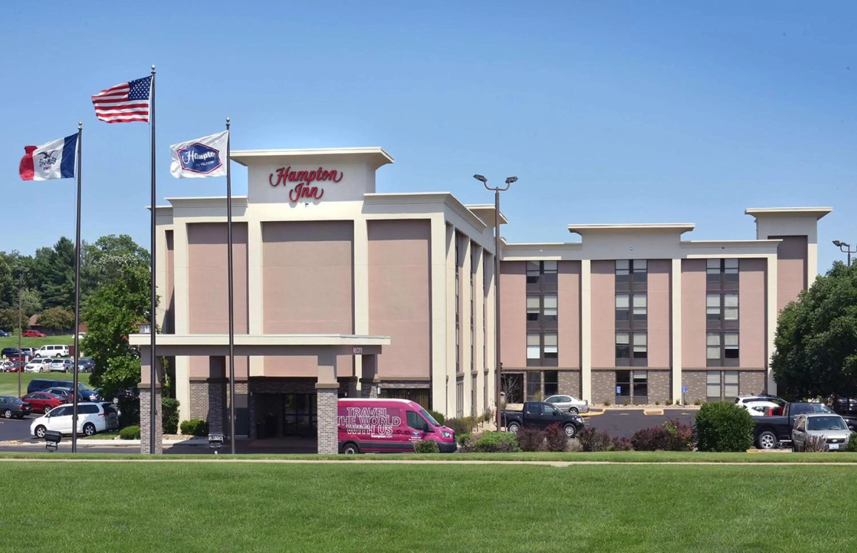Property building in Hampton Inn Des Moines-Airport