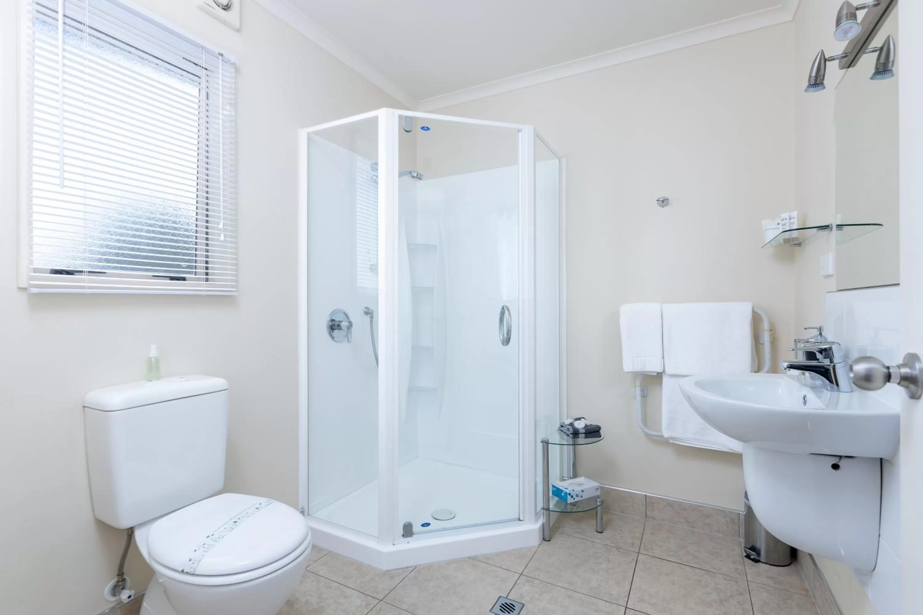 Shower, Bathroom in BK's Chardonnay Motor Lodge