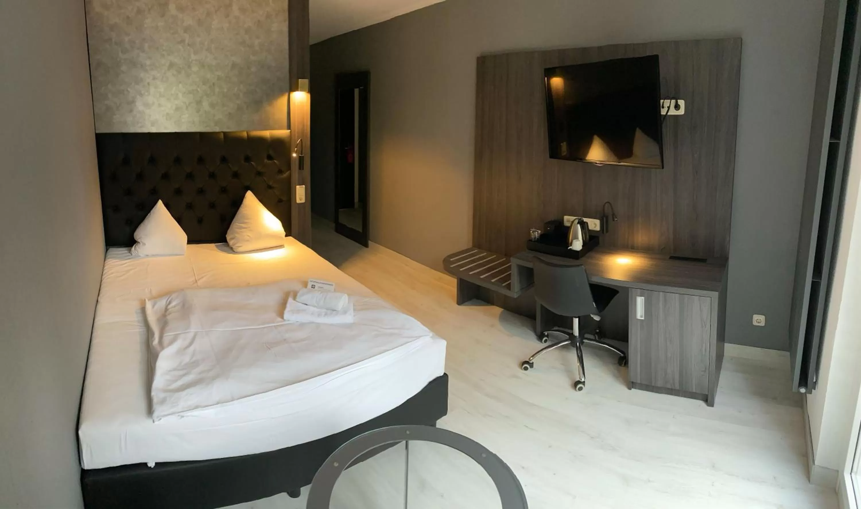 Photo of the whole room, Bed in SL'otel im Parforcehaus