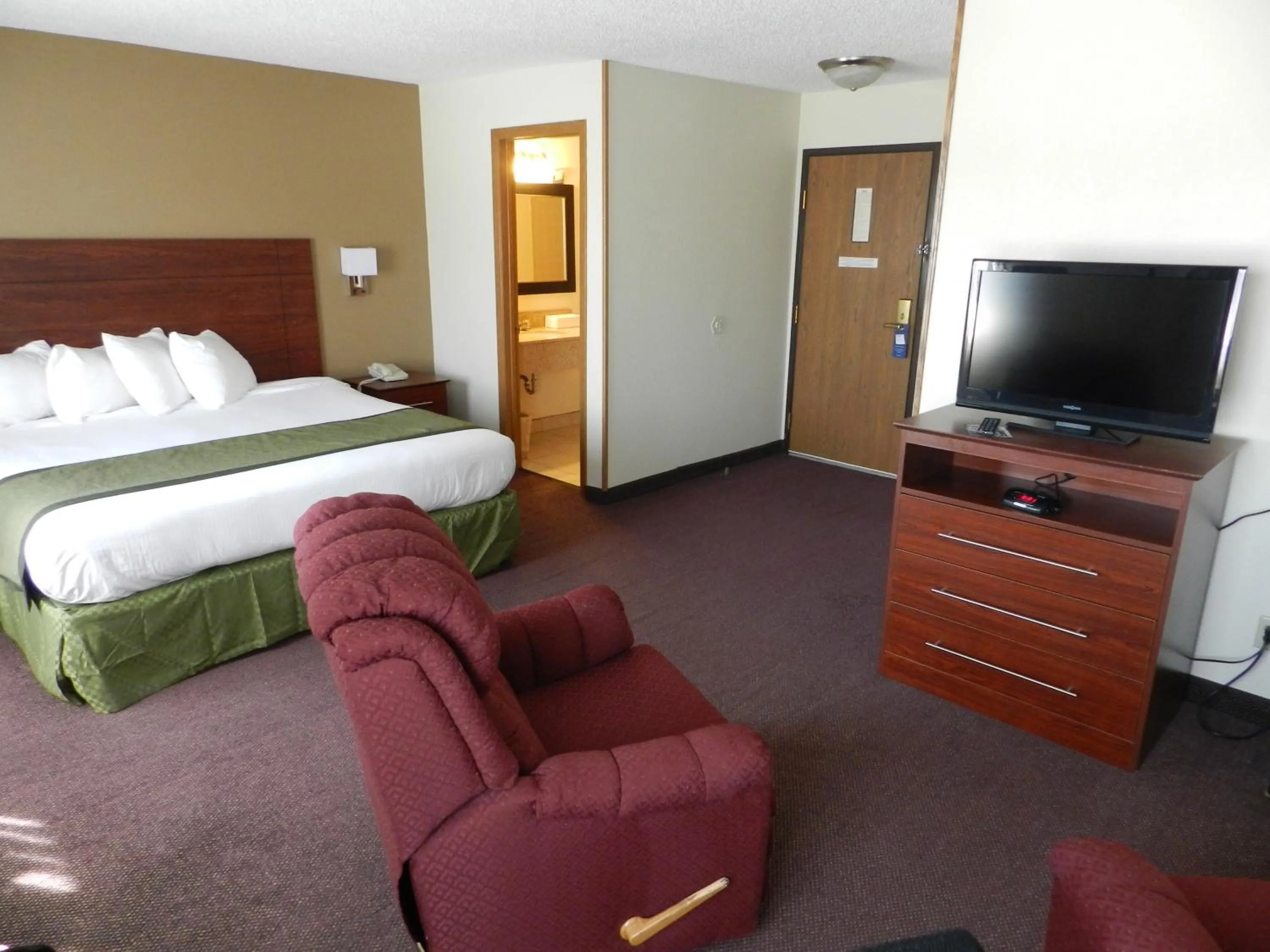 Living room, Bed in Baymont by Wyndham Dubuque