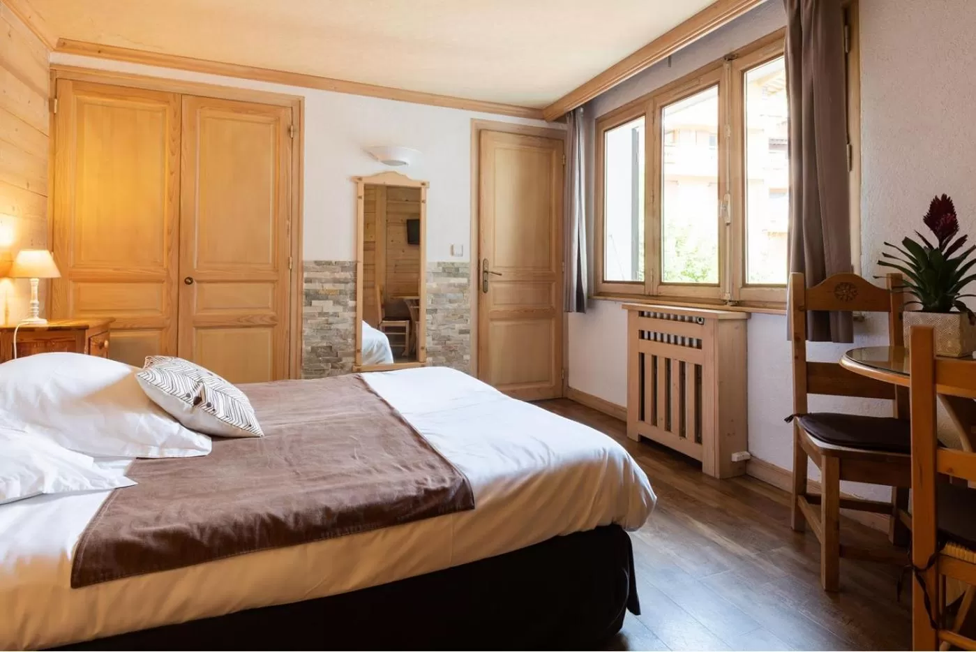 Photo of the whole room, Bed in Hôtel La Montagne