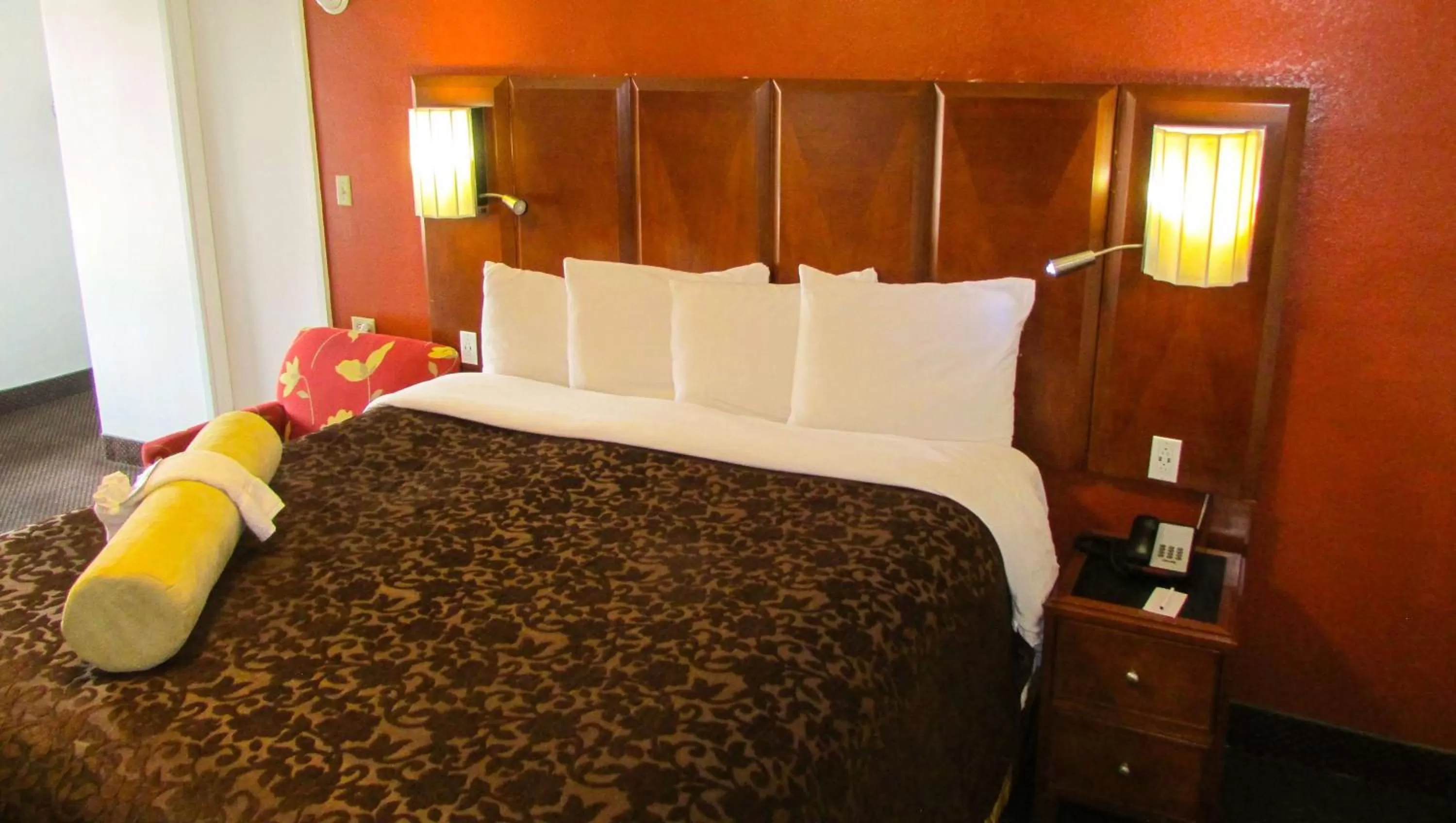 Photo of the whole room, Bed in Mountain Star Inn