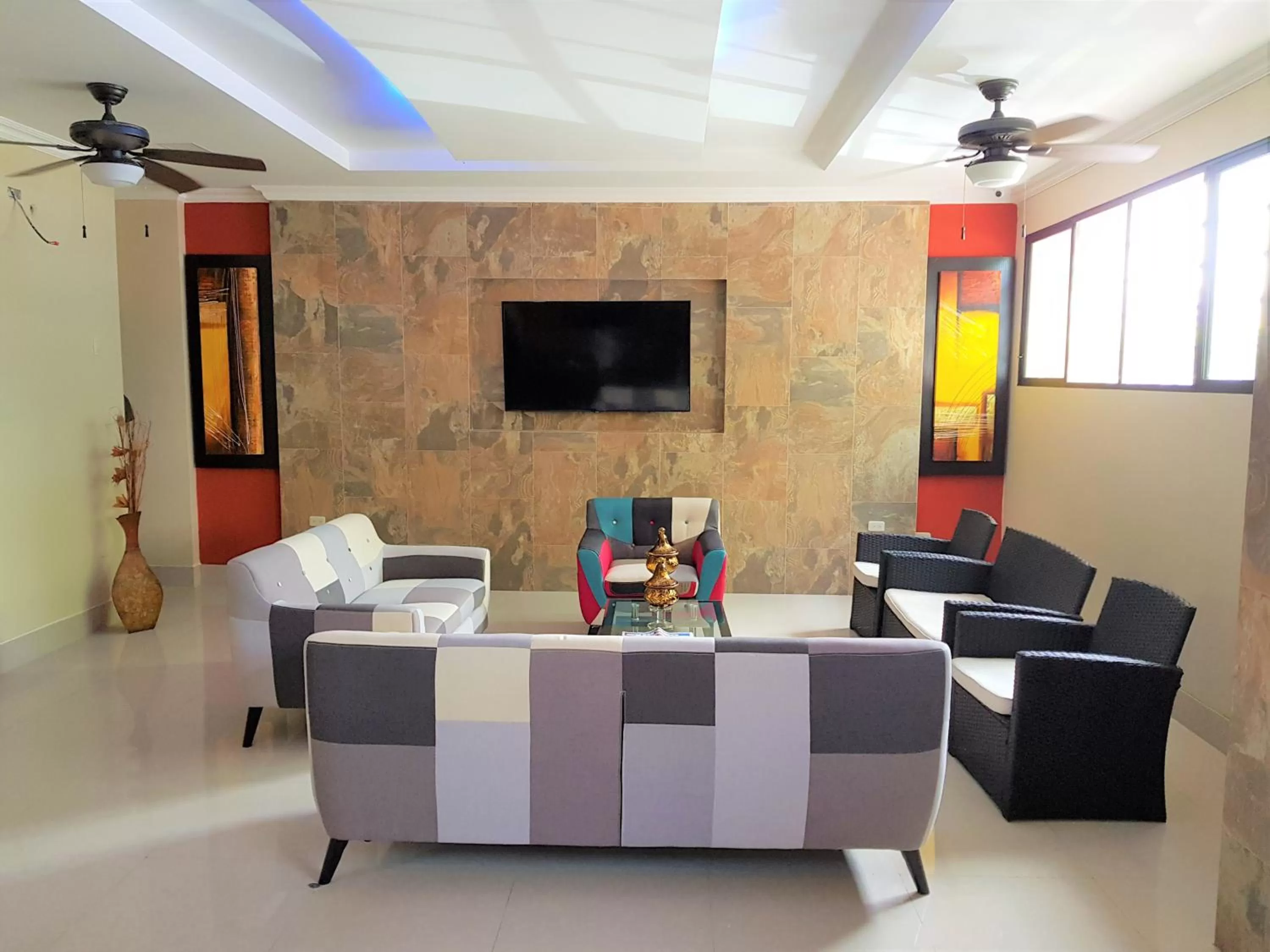 Communal lounge/ TV room, TV/Entertainment Center in Hotel Apart Guayaquil Aeropuerto