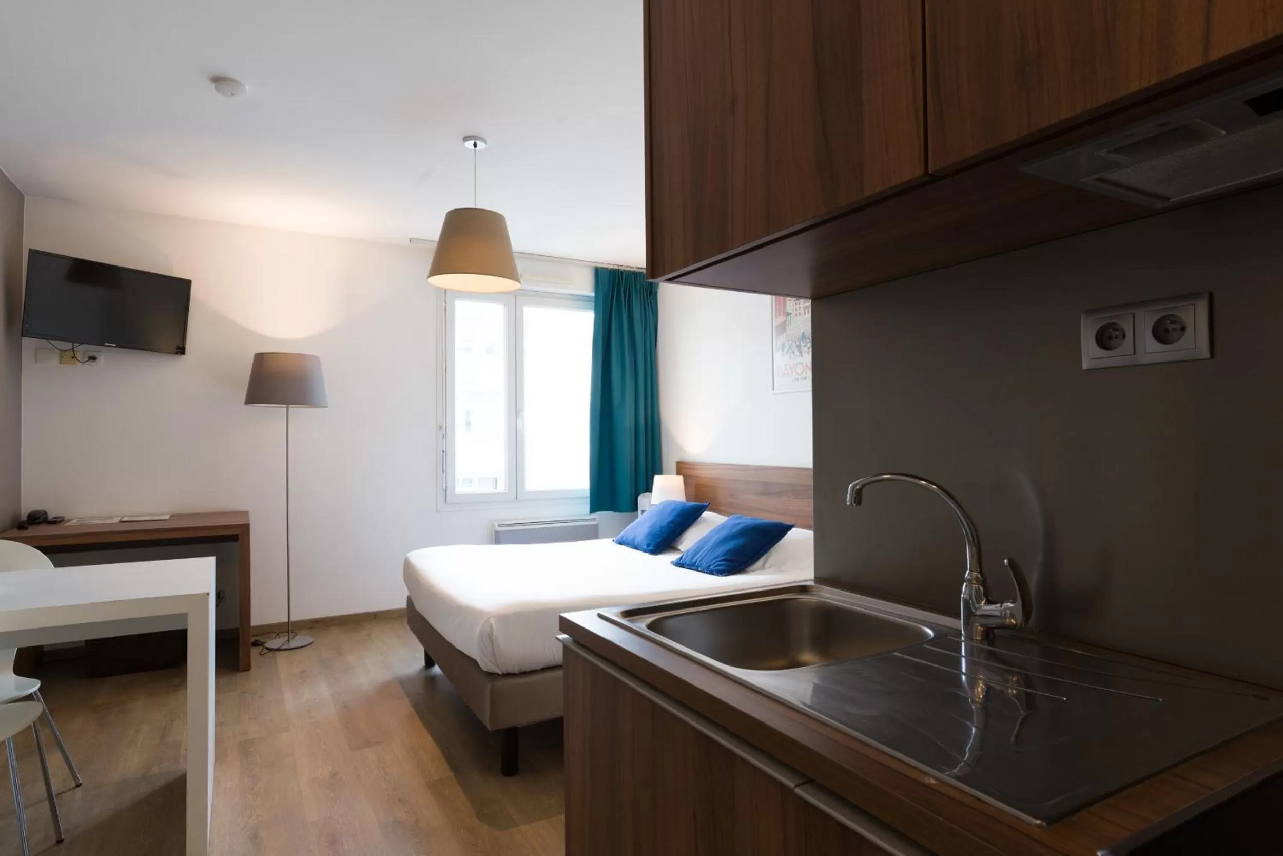 Kitchen or kitchenette, Bed in Appart'hotel Victoria Garden Pau