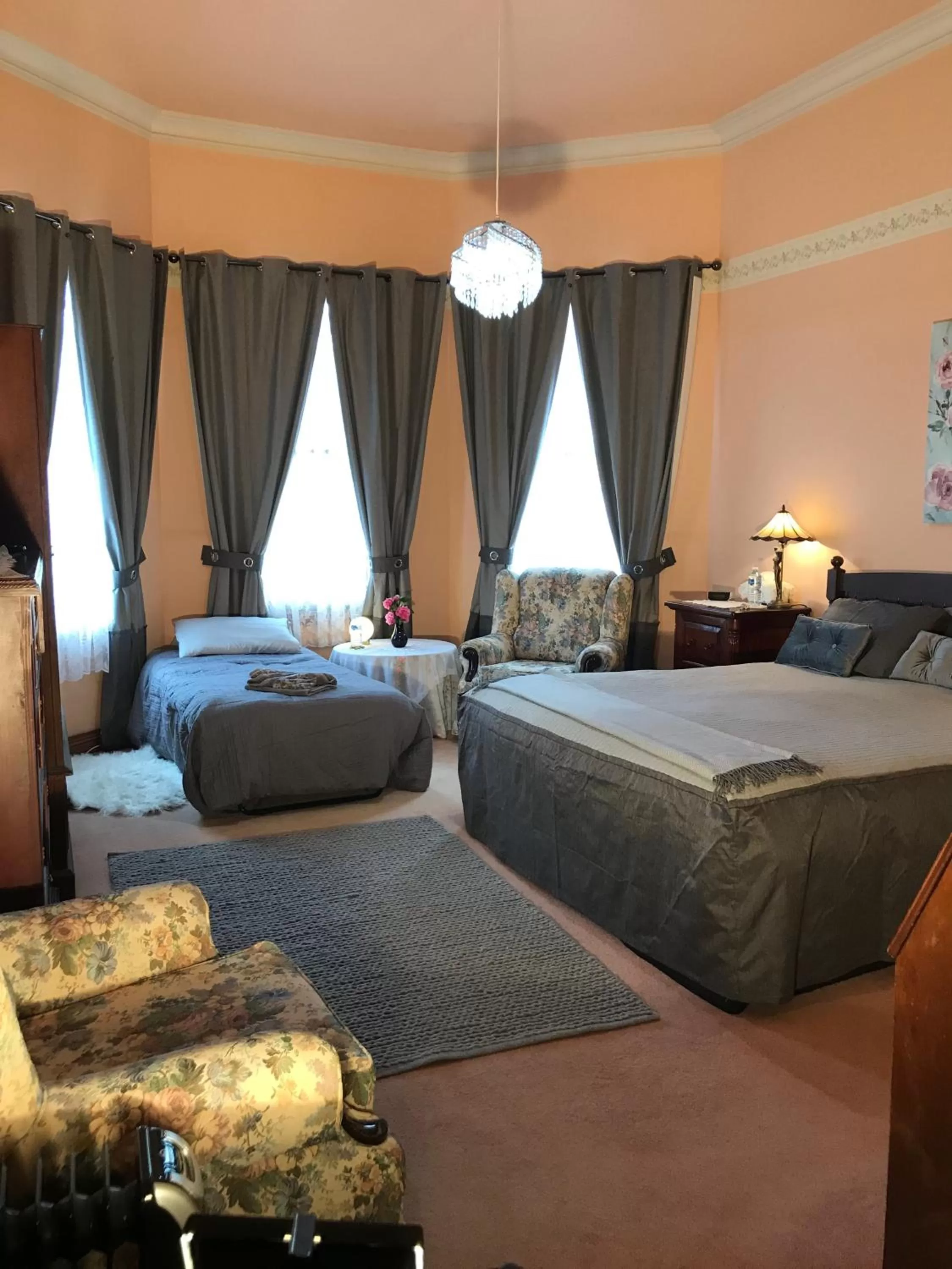 Shower, Bed in Stony Rise Cottage B&B