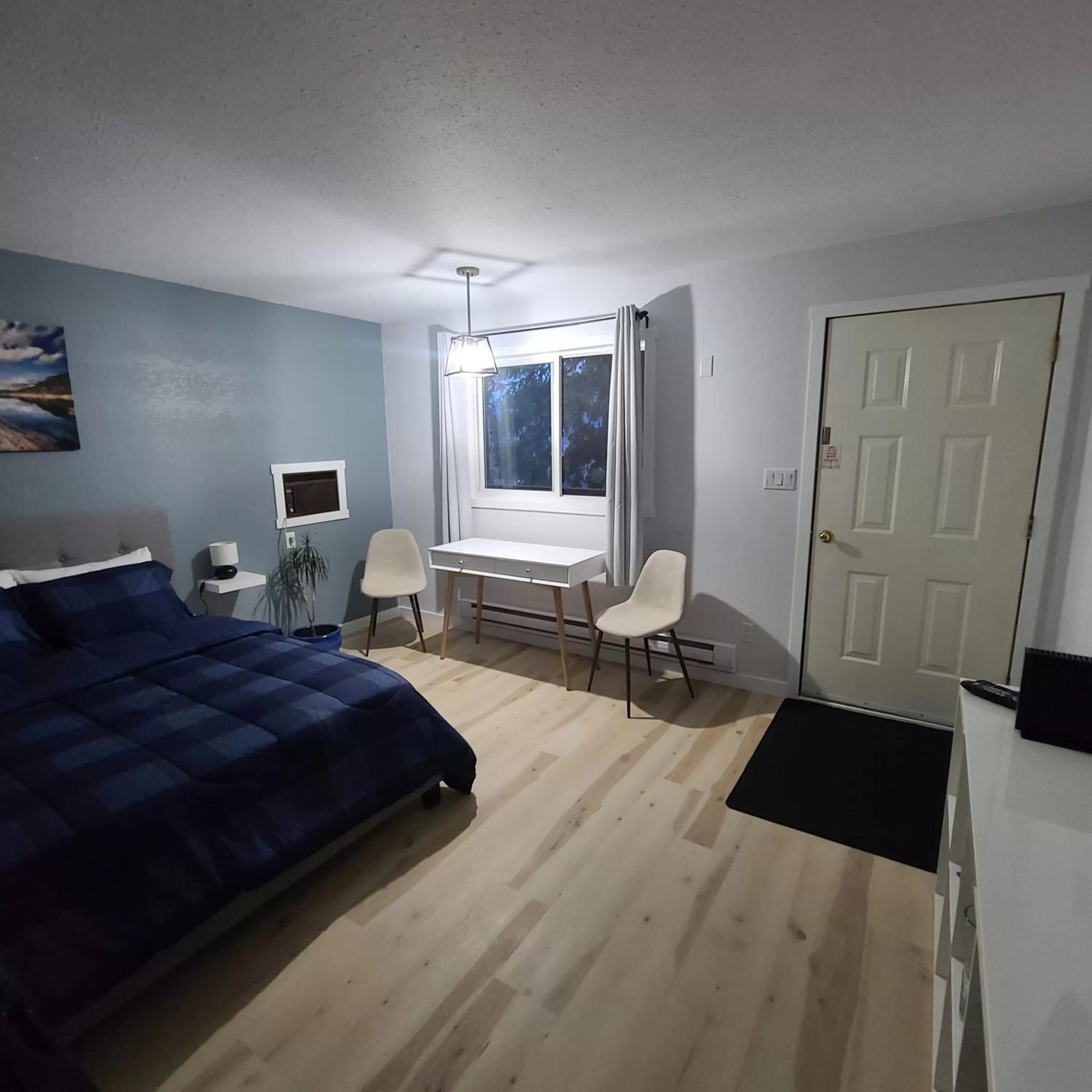 Queen Room with Balcony in The Valley View Cabins and Event Center