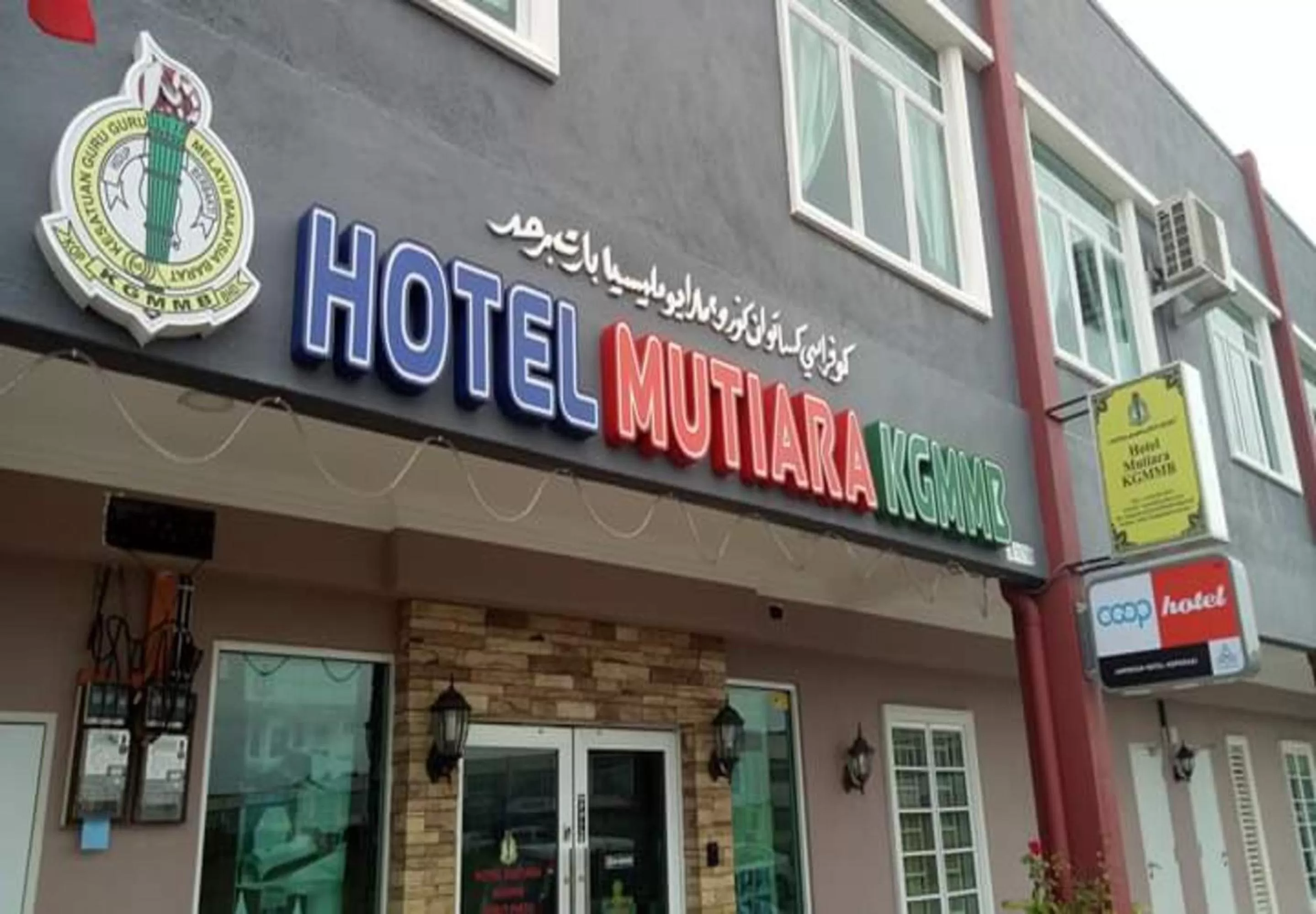 Facade/entrance in Hotel Mutiara KGMMB Melaka