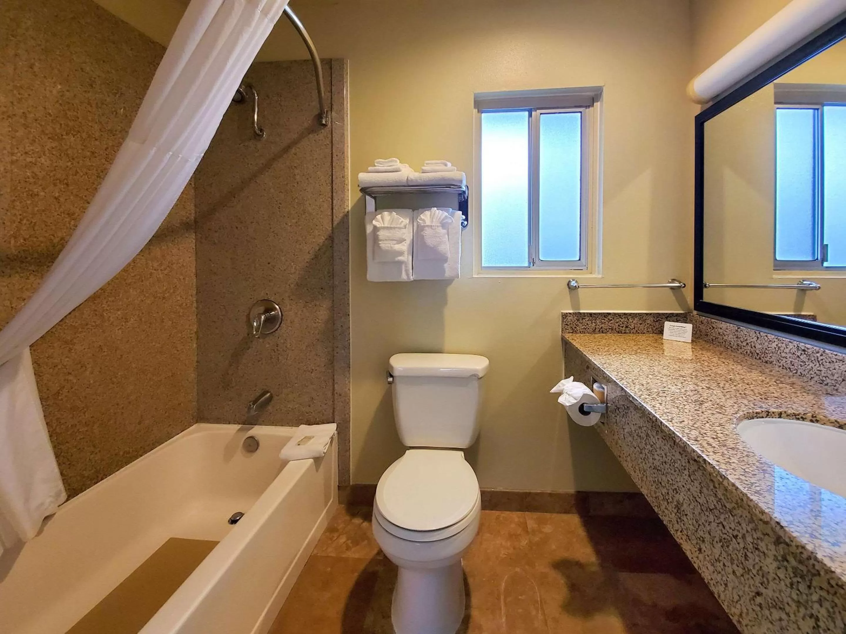 Bedroom in Quality Inn & Suites Anaheim at the Park