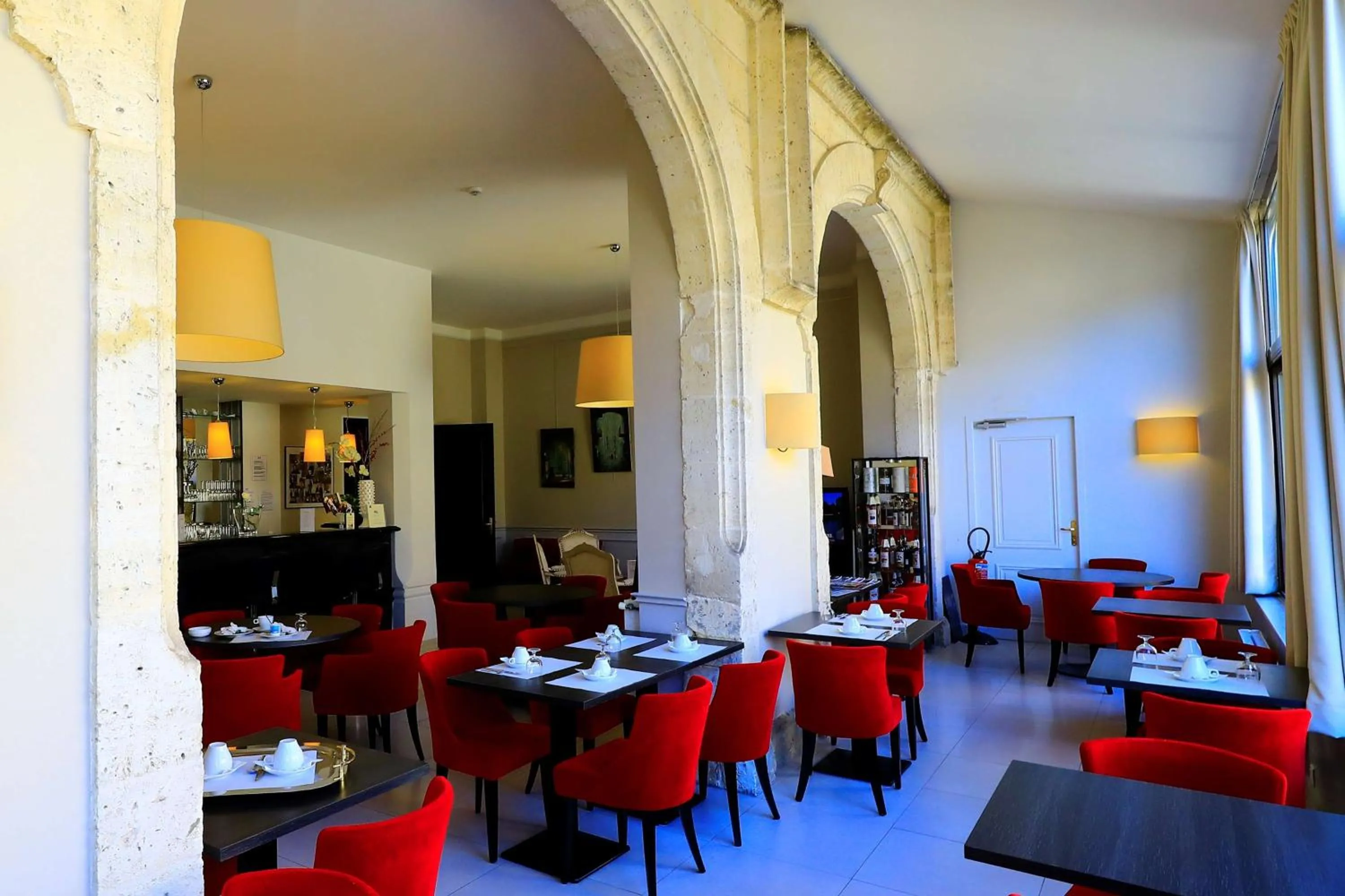 Restaurant/places to eat in Hotel Le Renoir