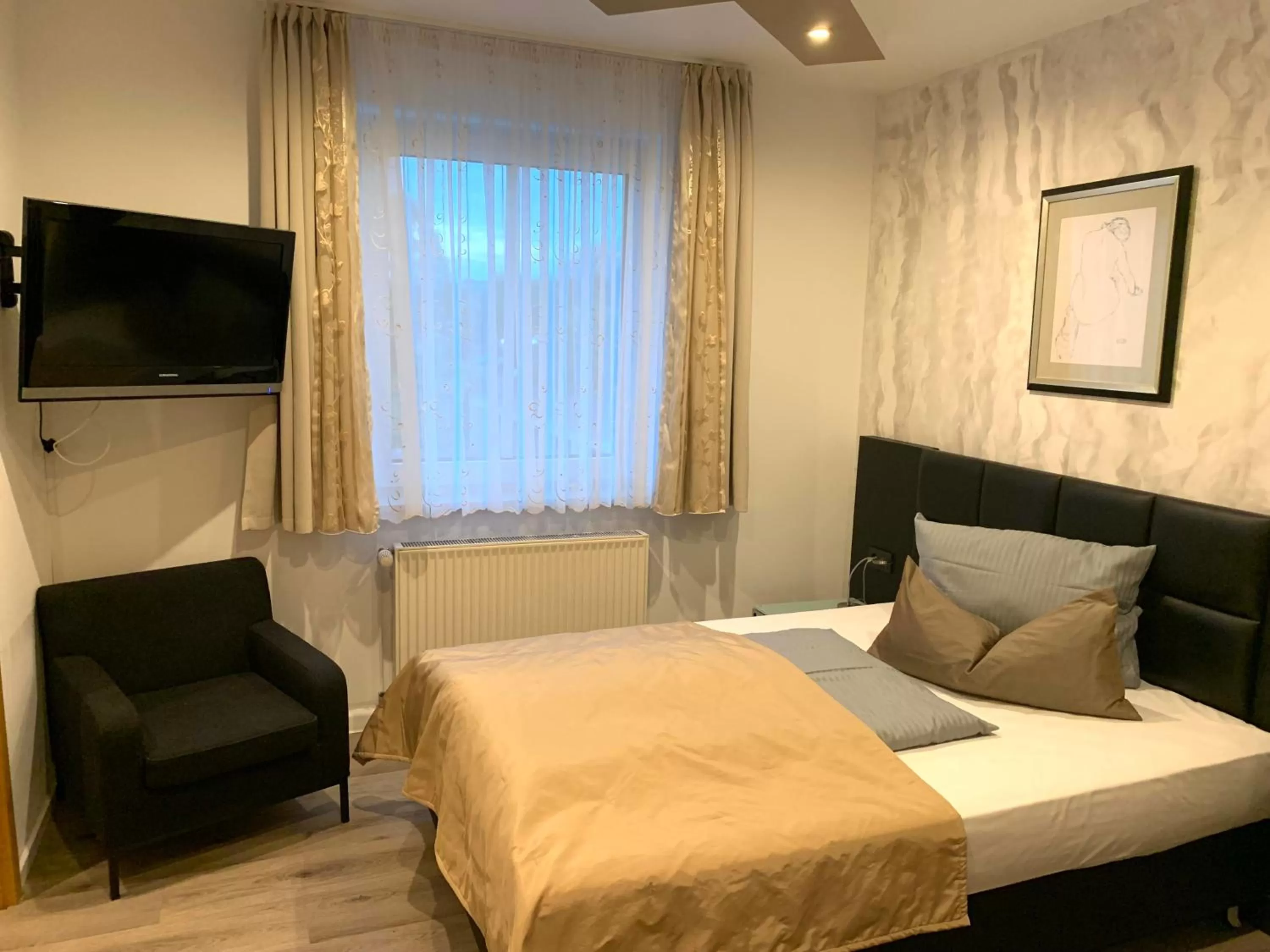 Photo of the whole room, Bed in Boutique Hotel Goldene Henne