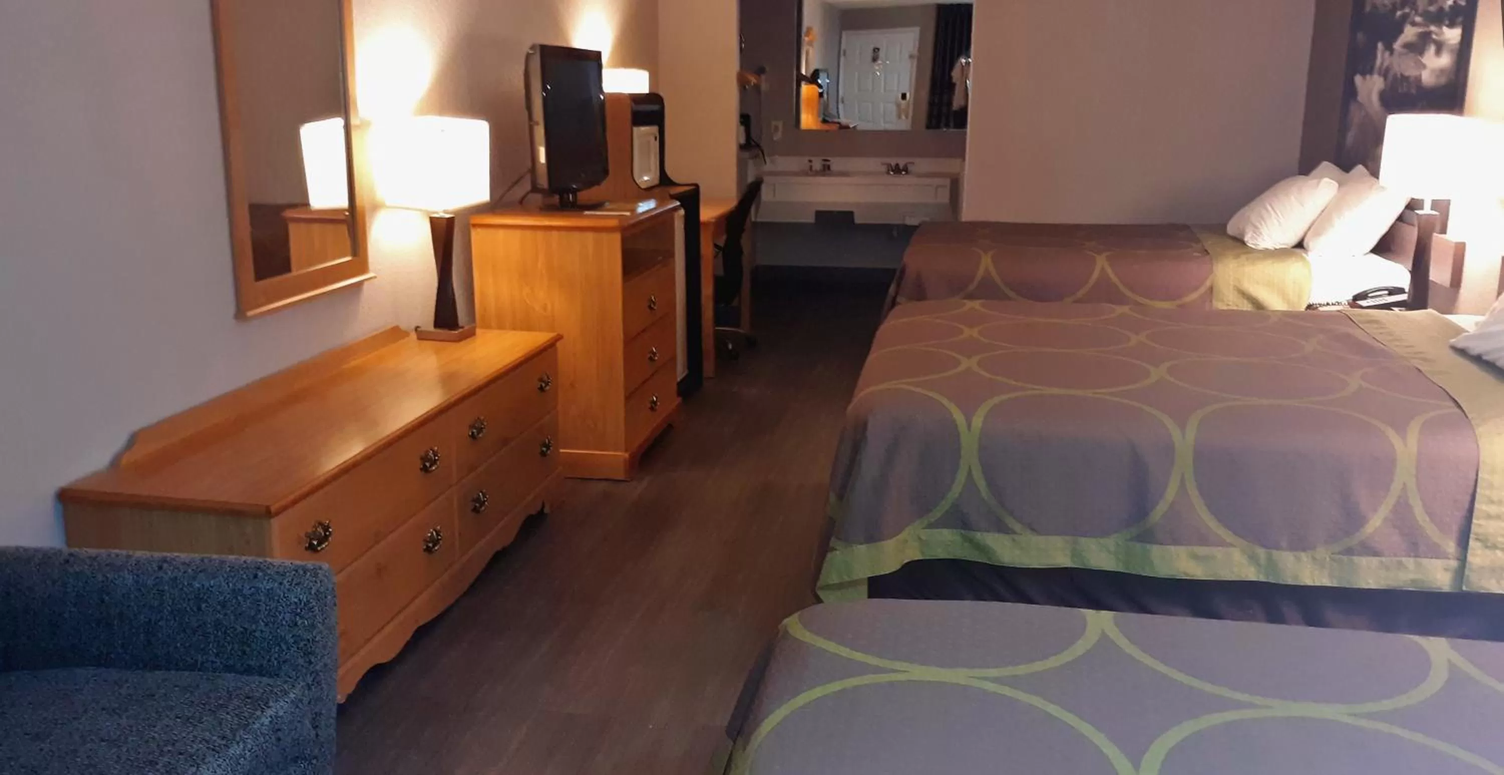 Bed in Super 8 by Wyndham Fort Chiswell Wytheville Area