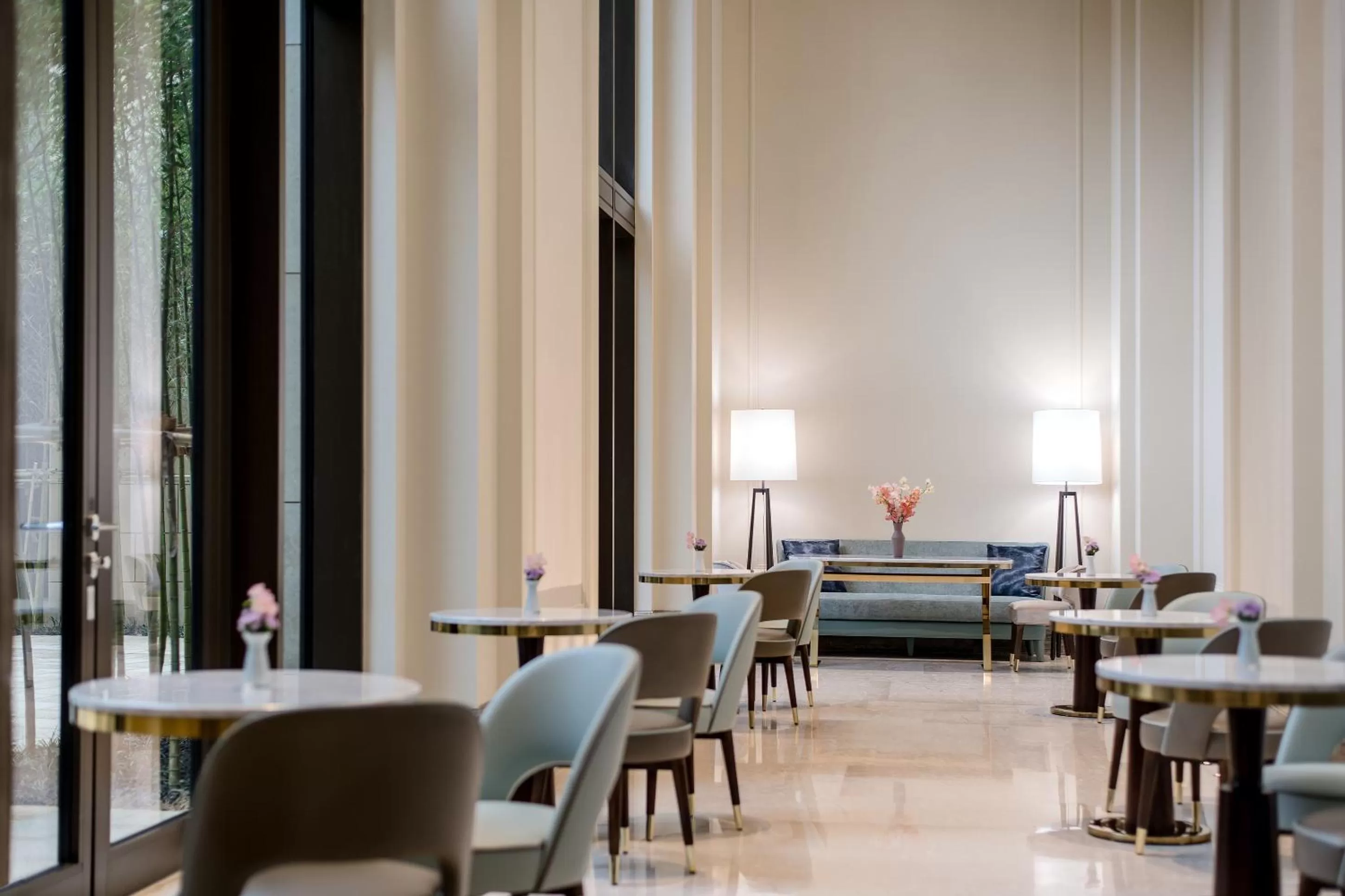 Restaurant/places to eat in Paradise City