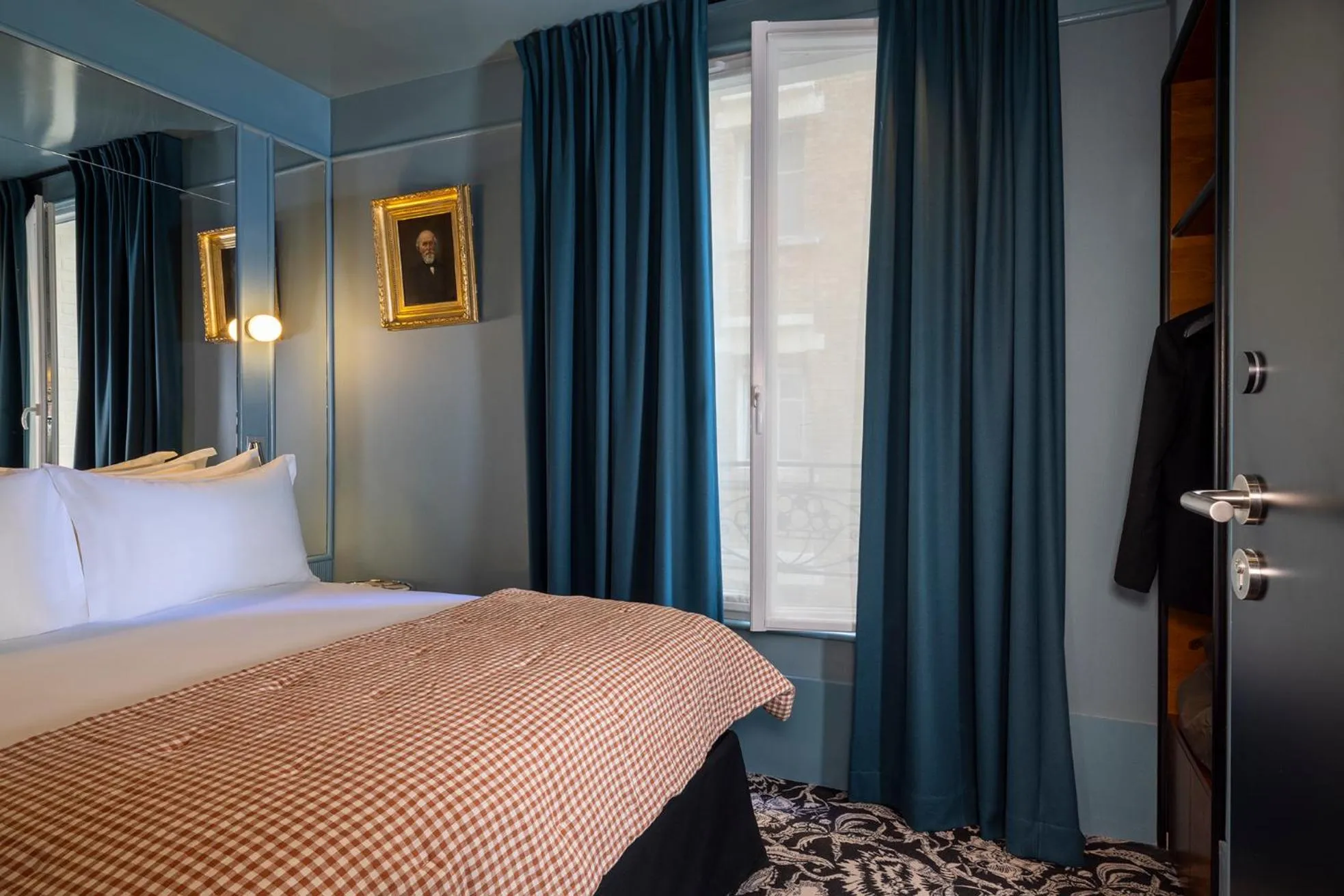Photo of the whole room, Bed in Hôtel du Home Moderne