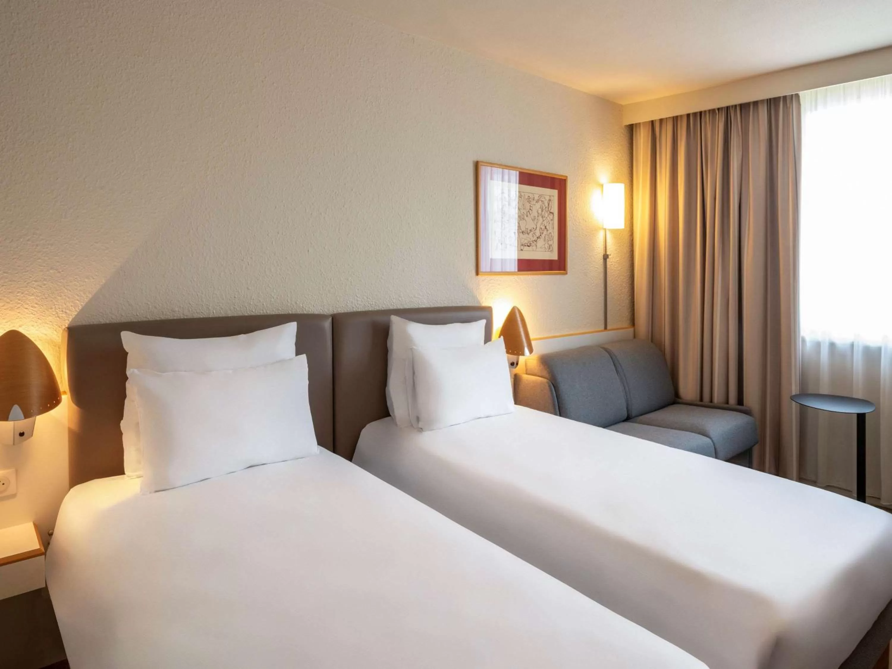 Photo of the whole room, Bed in Hotel Novotel Evry Courcouronnes