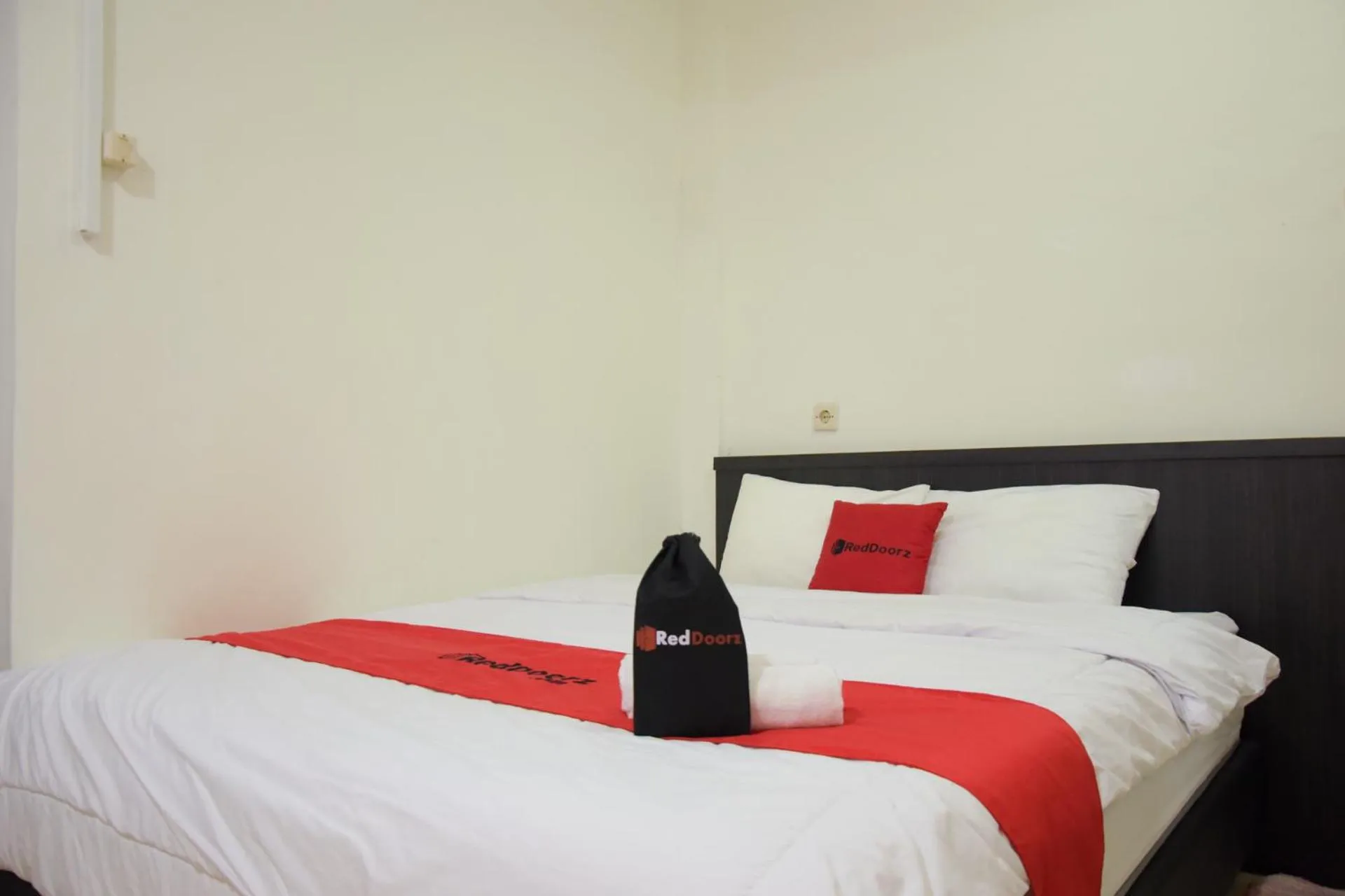 Bedroom, Bed in RedDoorz near GOR Satria Purwokerto