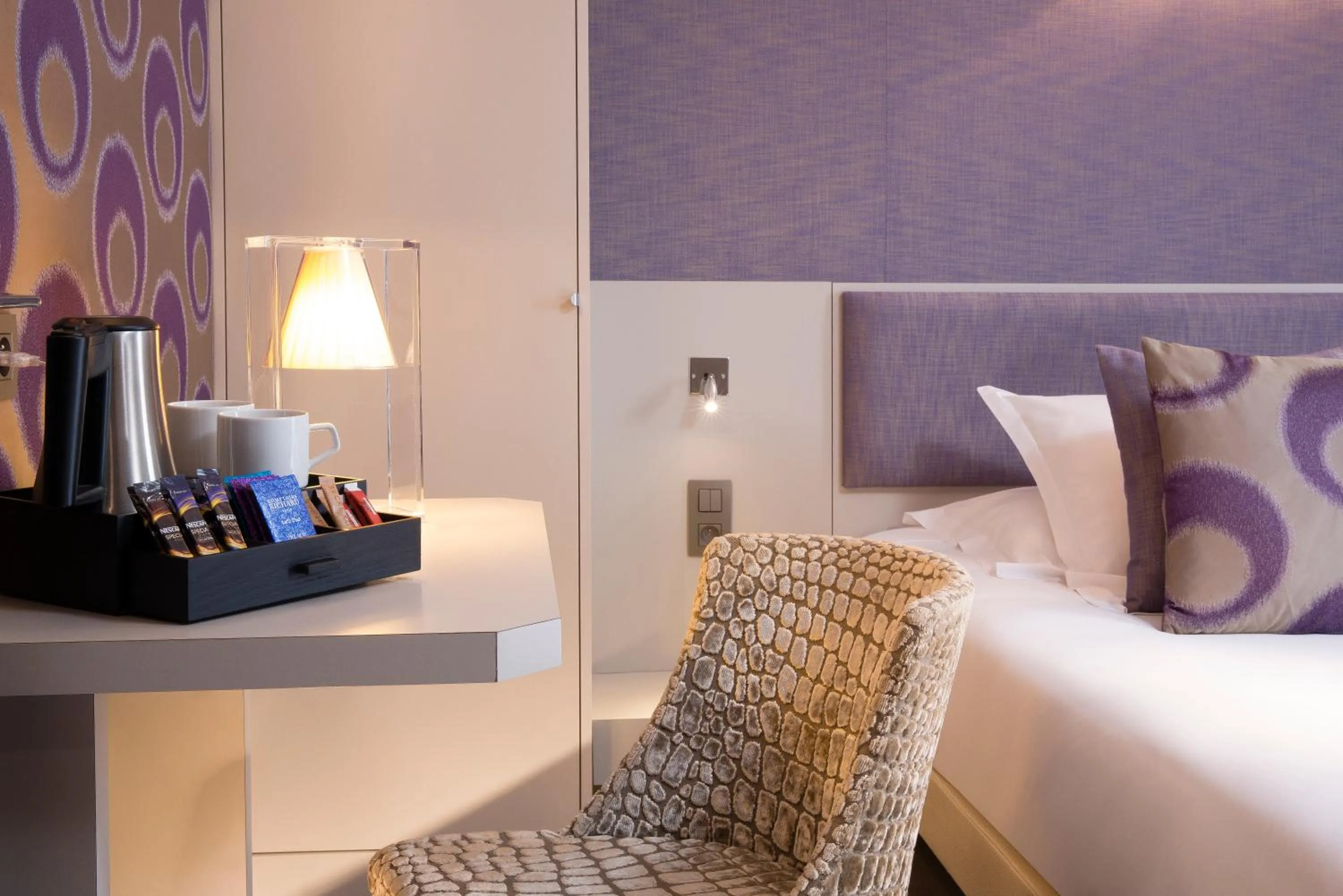 Decorative detail, Bed in Hôtel Jacques de Molay - Fitness & Sauna