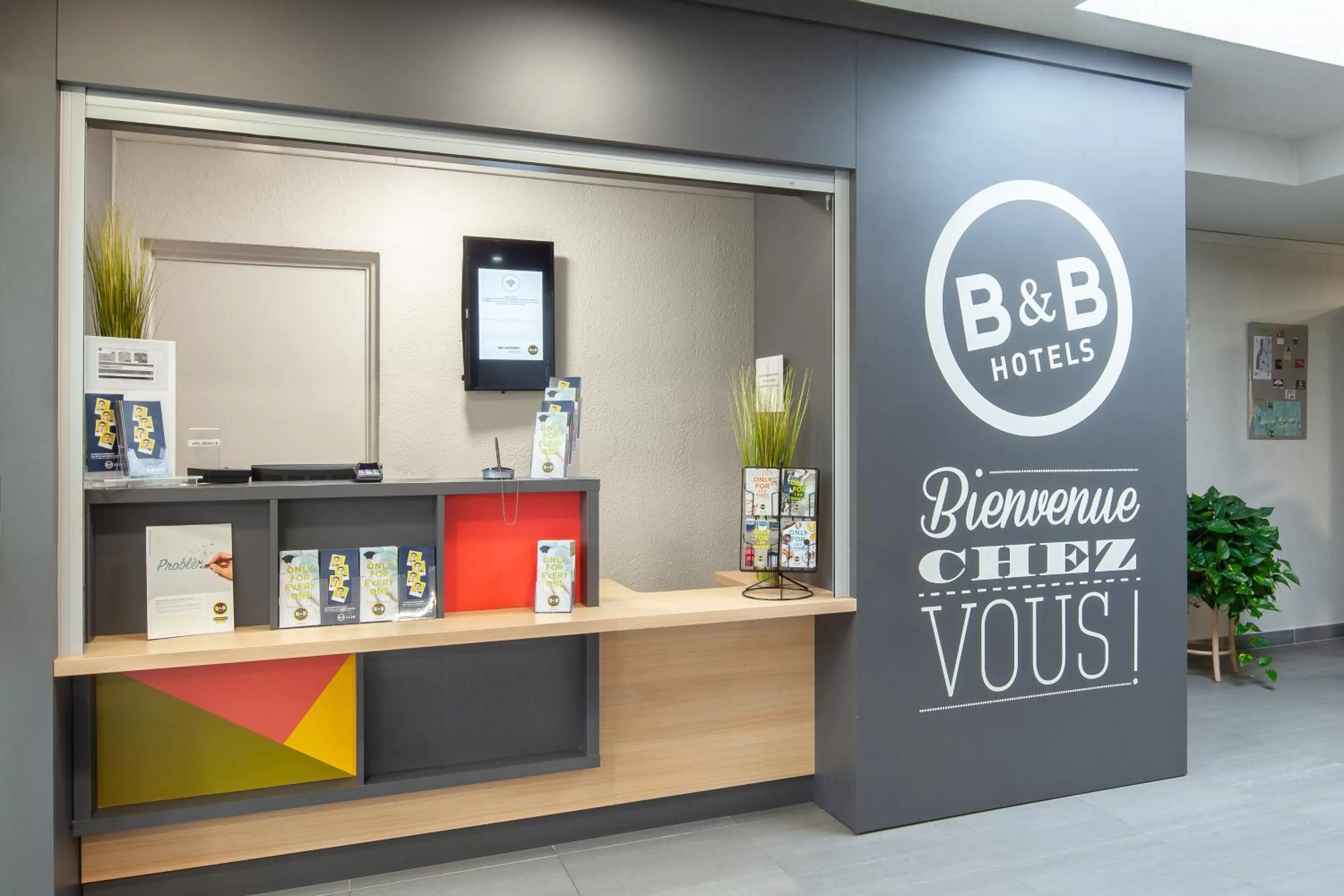 Lobby or reception in B&B HOTEL Saint-Michel sur Orge