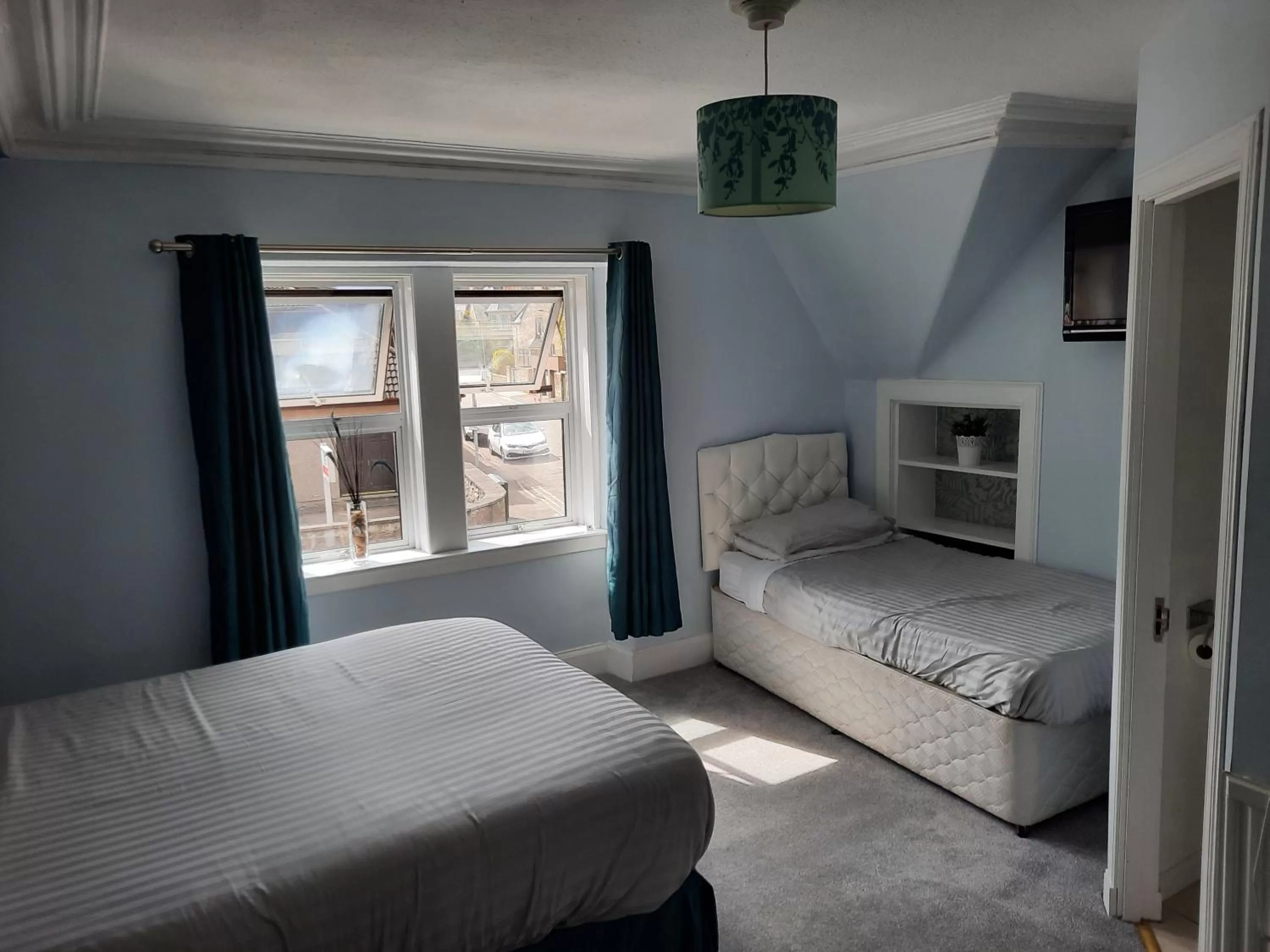 Bed in Jacobite Rose