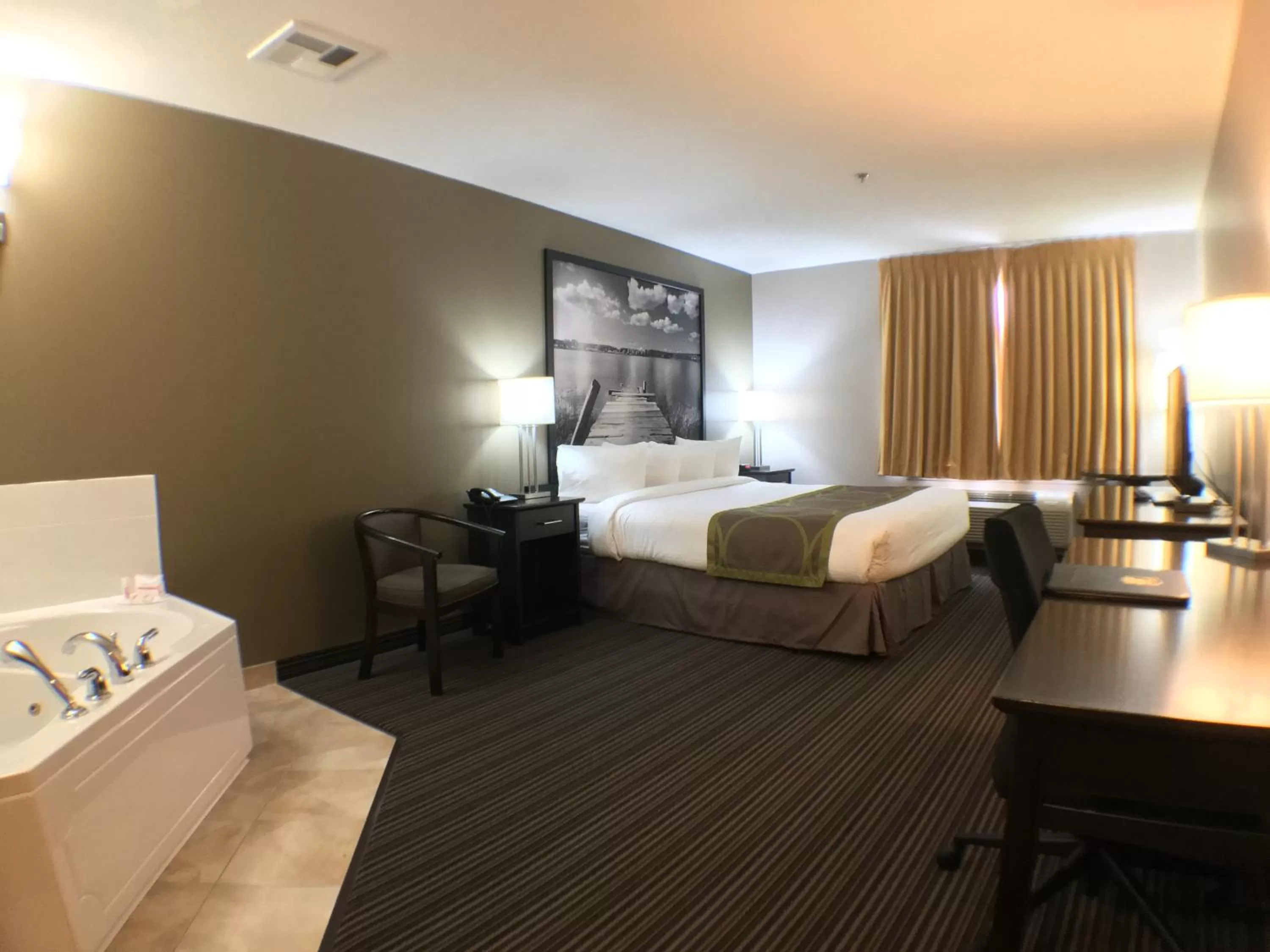 Photo of the whole room, Bed in Super 8 by Wyndham Kapuskasing