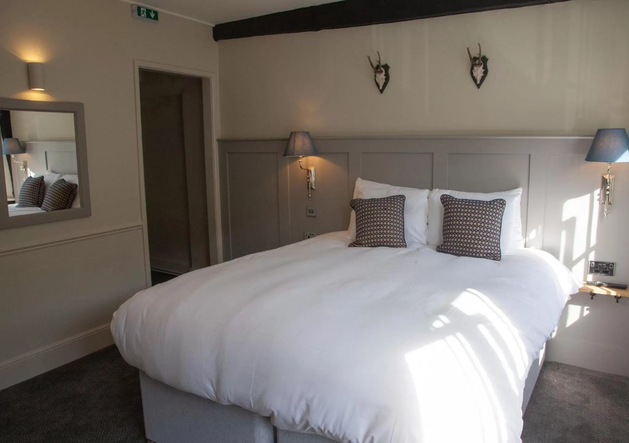 Bedroom, Bed in The Kings Arms Hotel