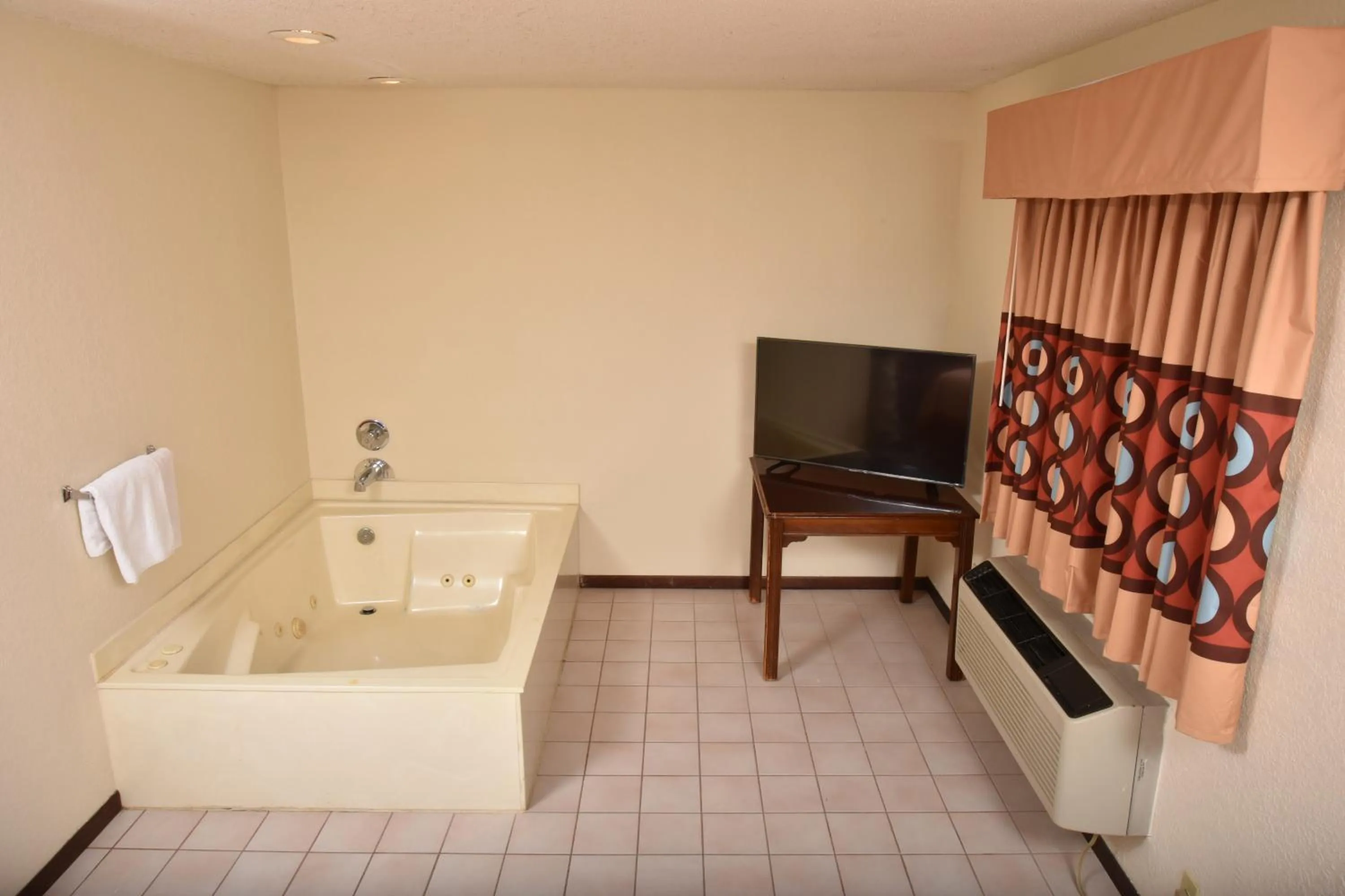 Hot Tub in Super 8 by Wyndham Springfield-Battlefield