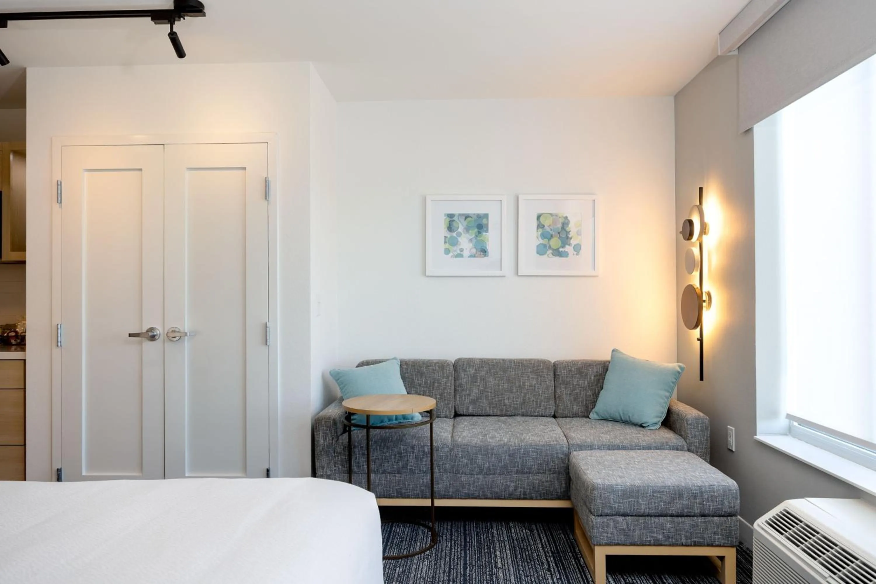 Living room, Bed in TownePlace Suites by Marriott Canton Riverstone Parkway