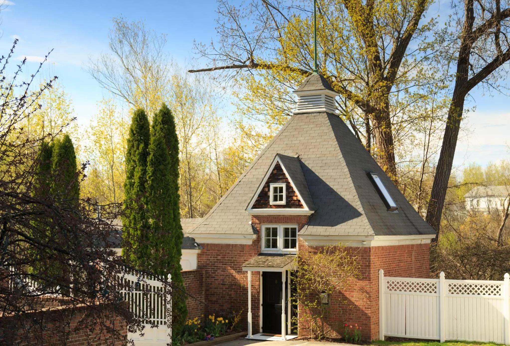 Facade/entrance in Four Chimneys Inn