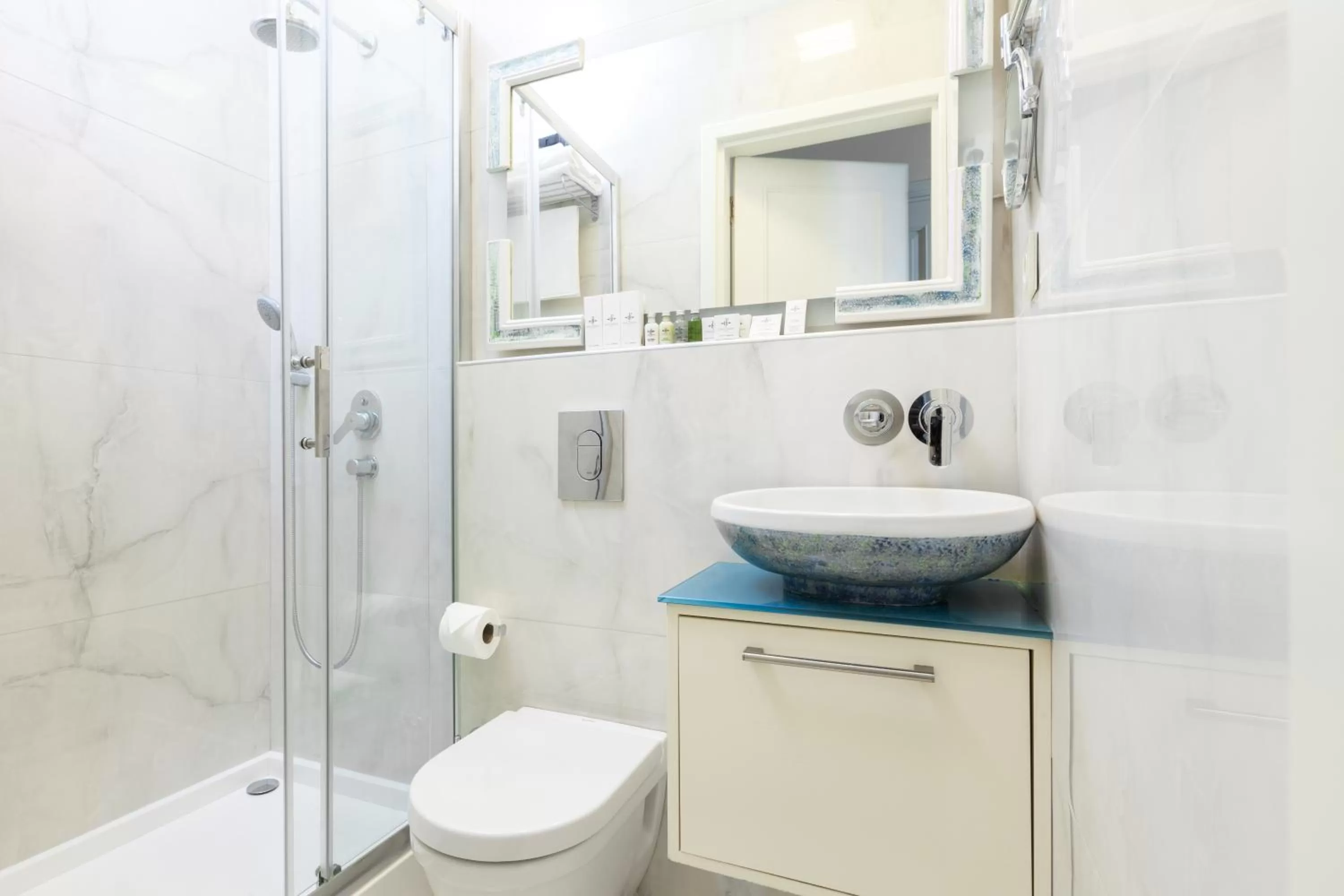 Shower in Hotel Pera Parma